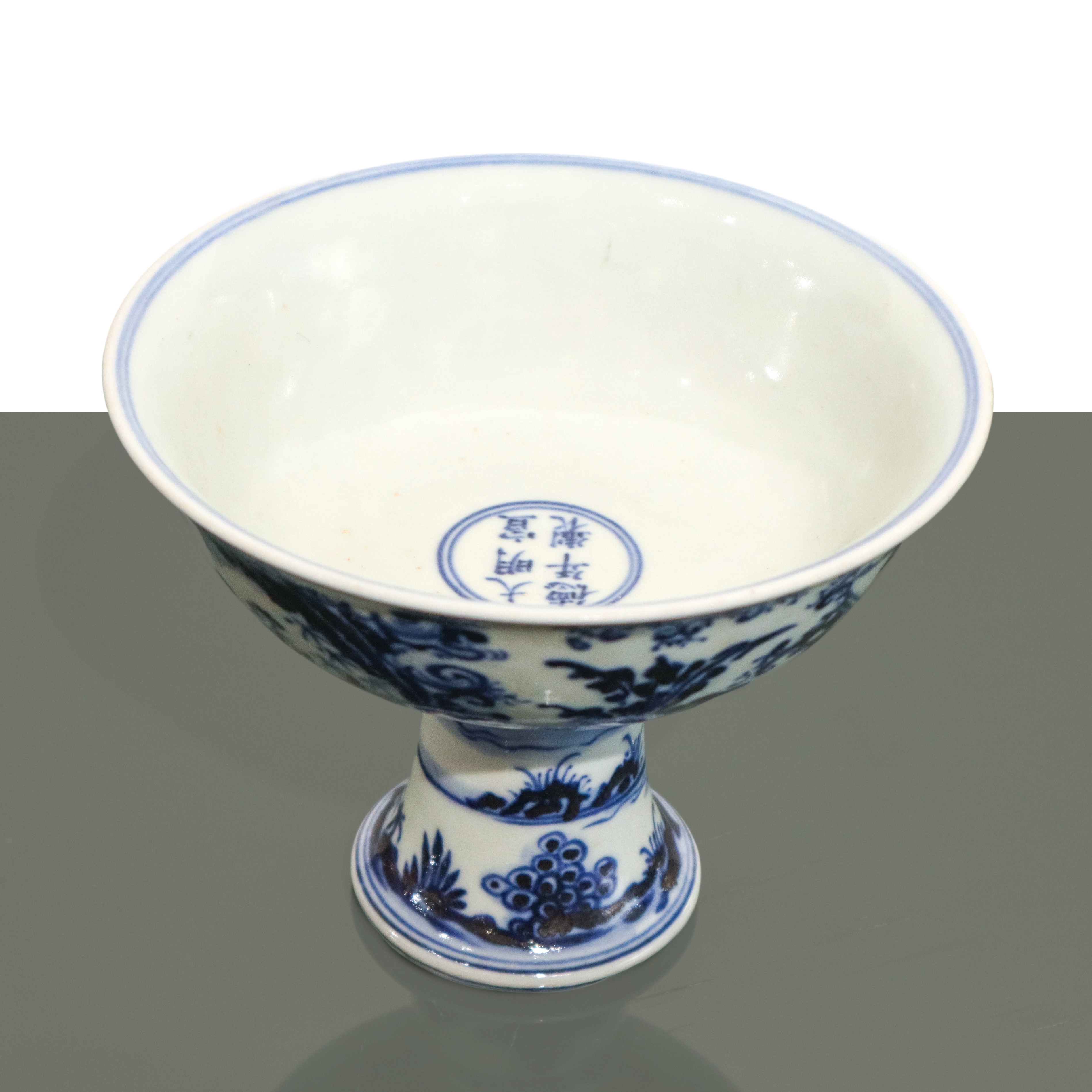 Porcellana cinese della dinastia Ming, Alzata con decorazioni in bianco e blu e scene di genere