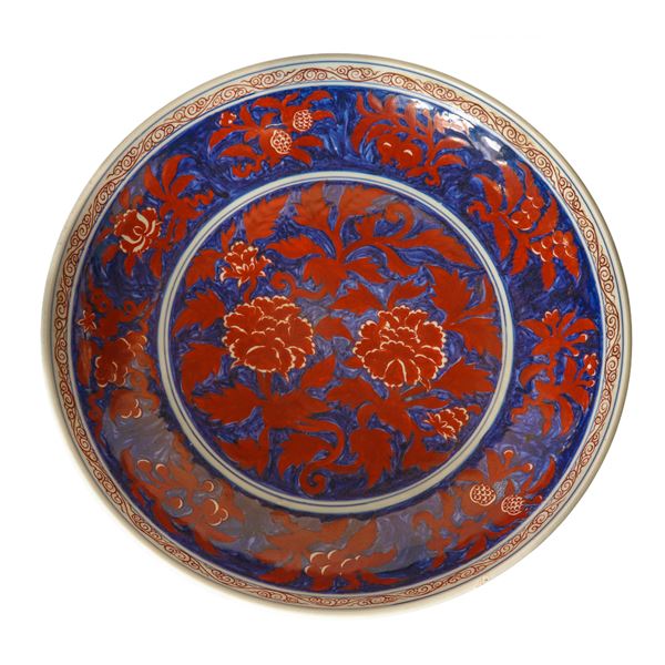 Large Chinese blue and white porcelain plate with red enamel decorations from the Ming Dynasty