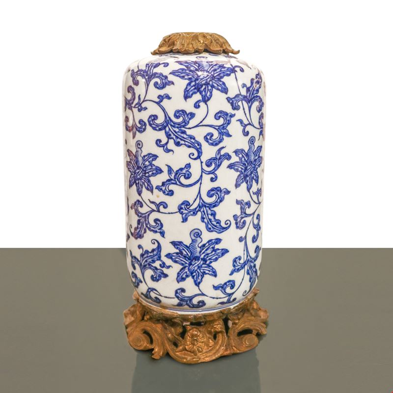 Vaso in porcellana cinese blu e bianca di Tsinghua, XVIII secolo
