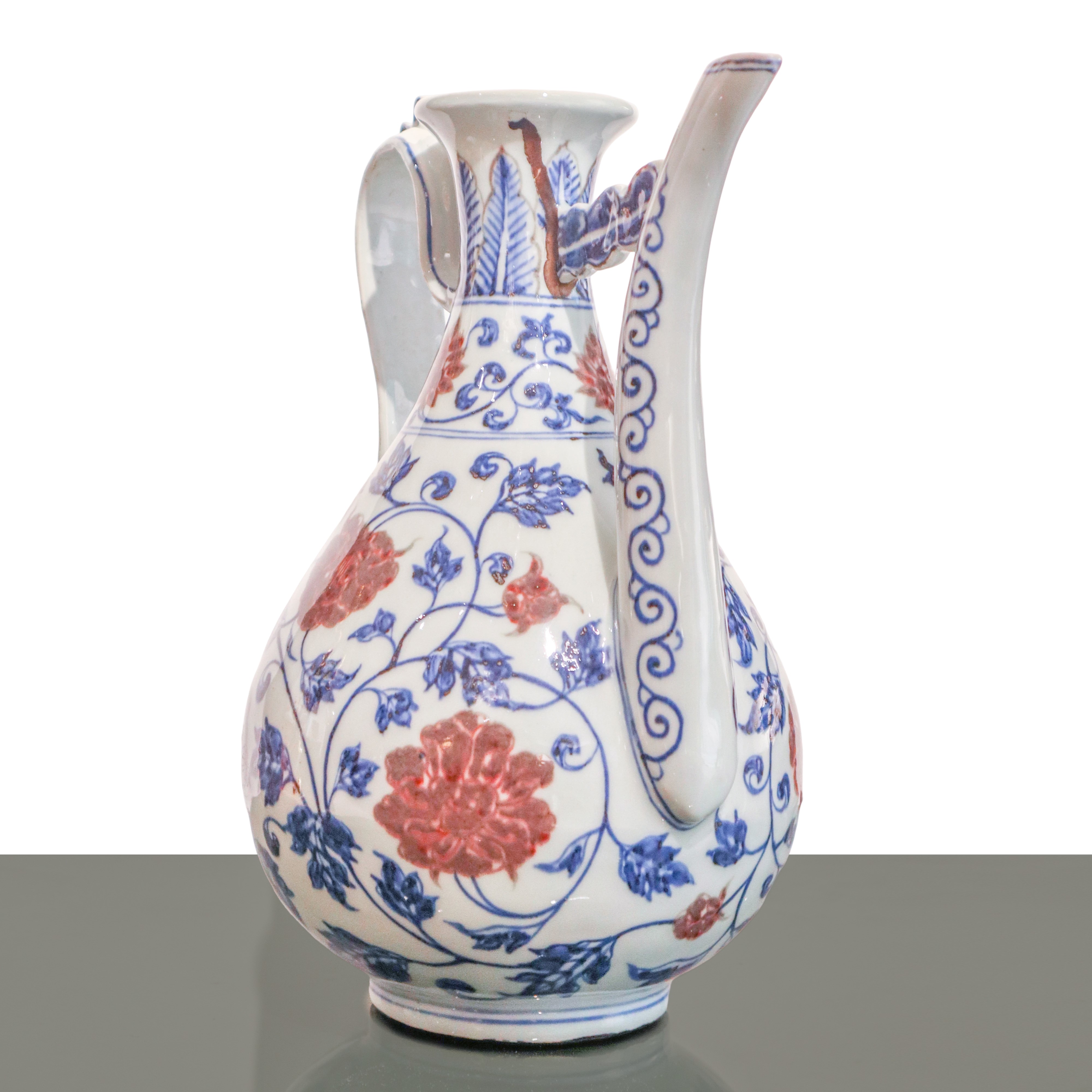 Porcellana cinese della dinastia Ming, Grande teiera bianca e blu con decorazioni rosse