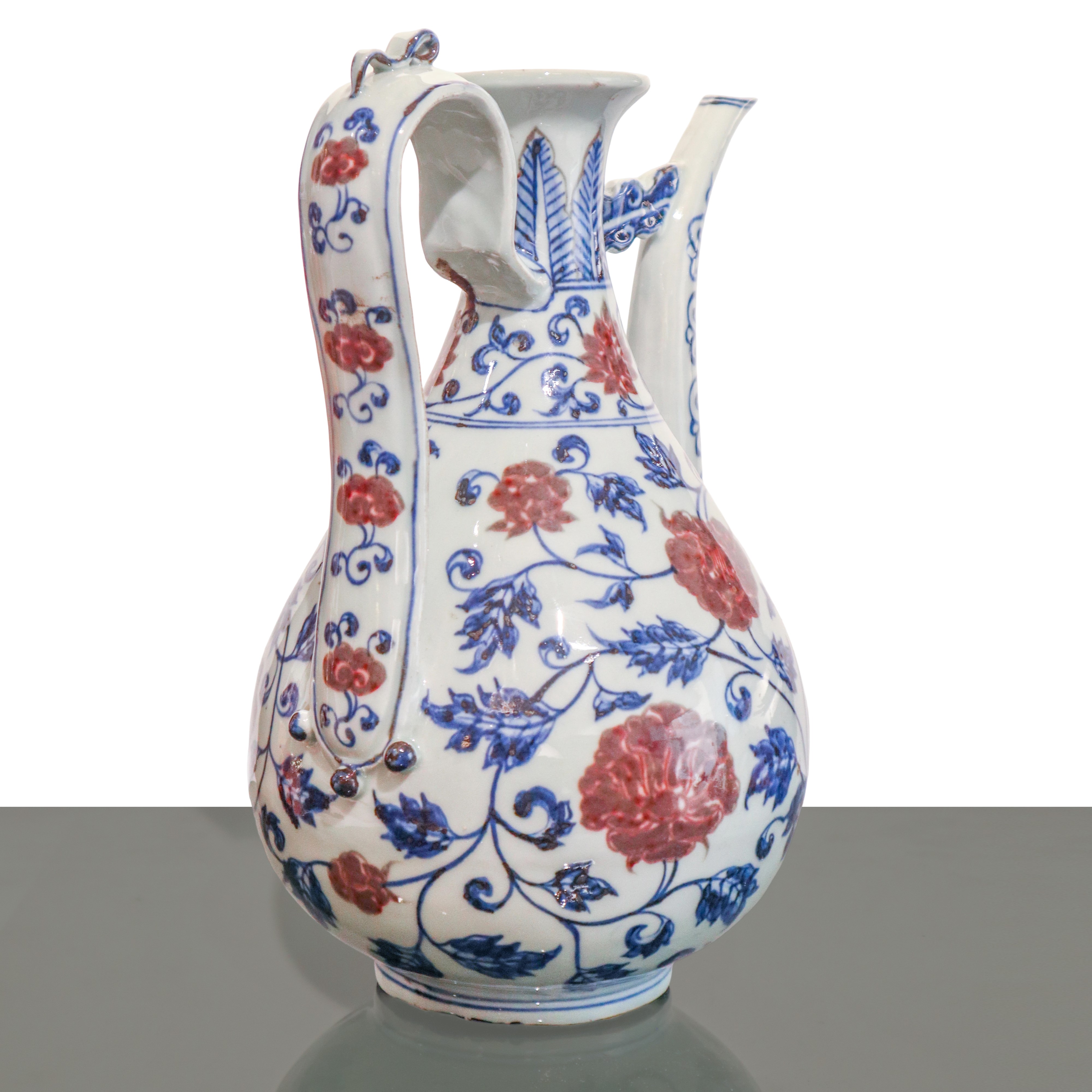 Porcellana cinese della dinastia Ming, Grande teiera bianca e blu con decorazioni rosse