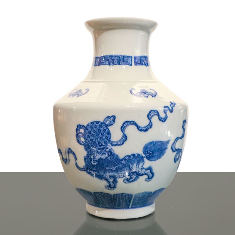 Vaso in porcellana cinese blu e bianco con cani di Fo, dinastia Qing