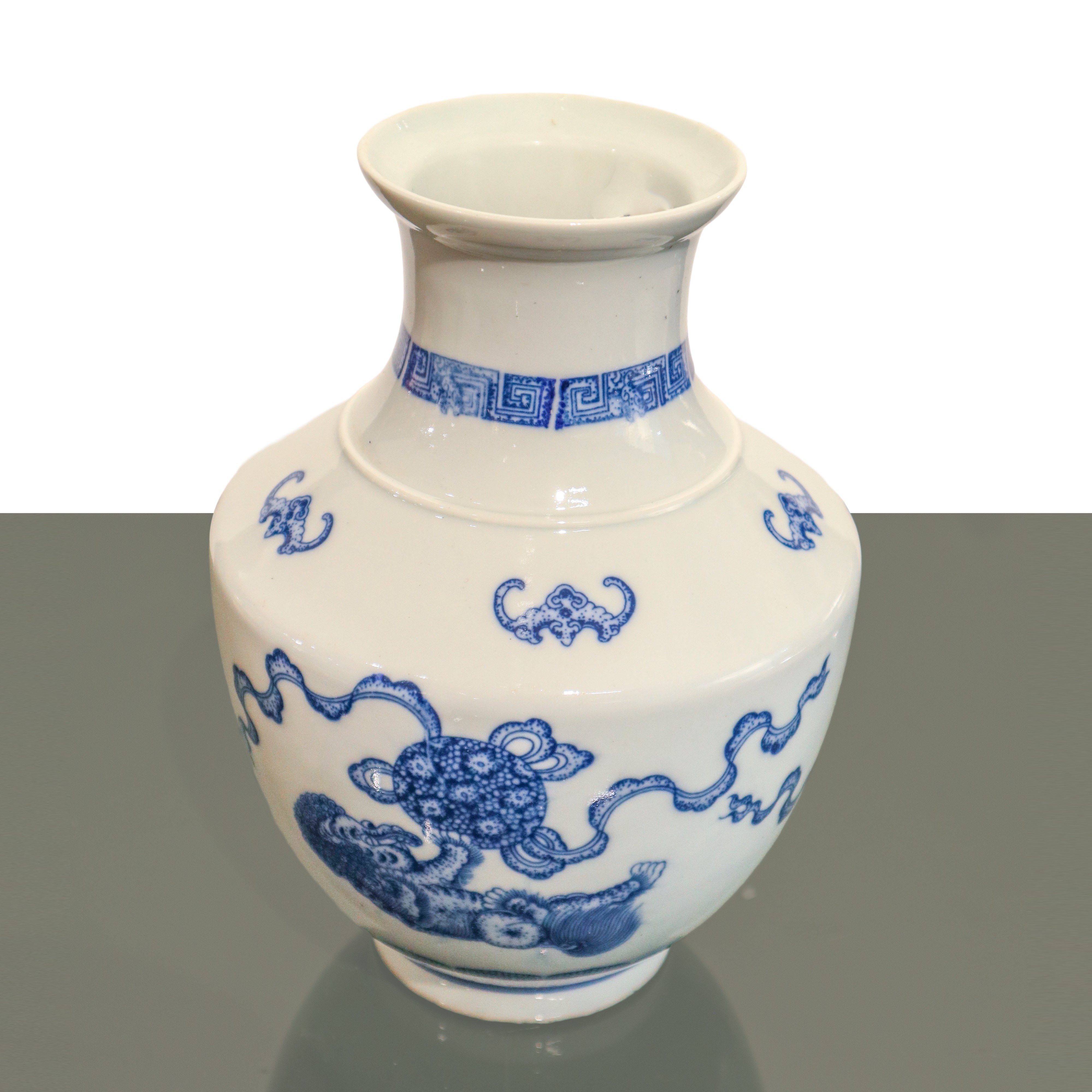 Vaso in porcellana cinese blu e bianco con cani di Fo, dinastia Qing