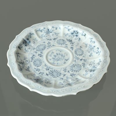 Stile dinastia Ming, Piatto in porcellana cinese blu e bianca a motivi floreali