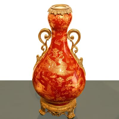 Vaso in porcellana cinese, rosso sangue di bue con decorazioni dorate e anse/collo in metallo (Di...