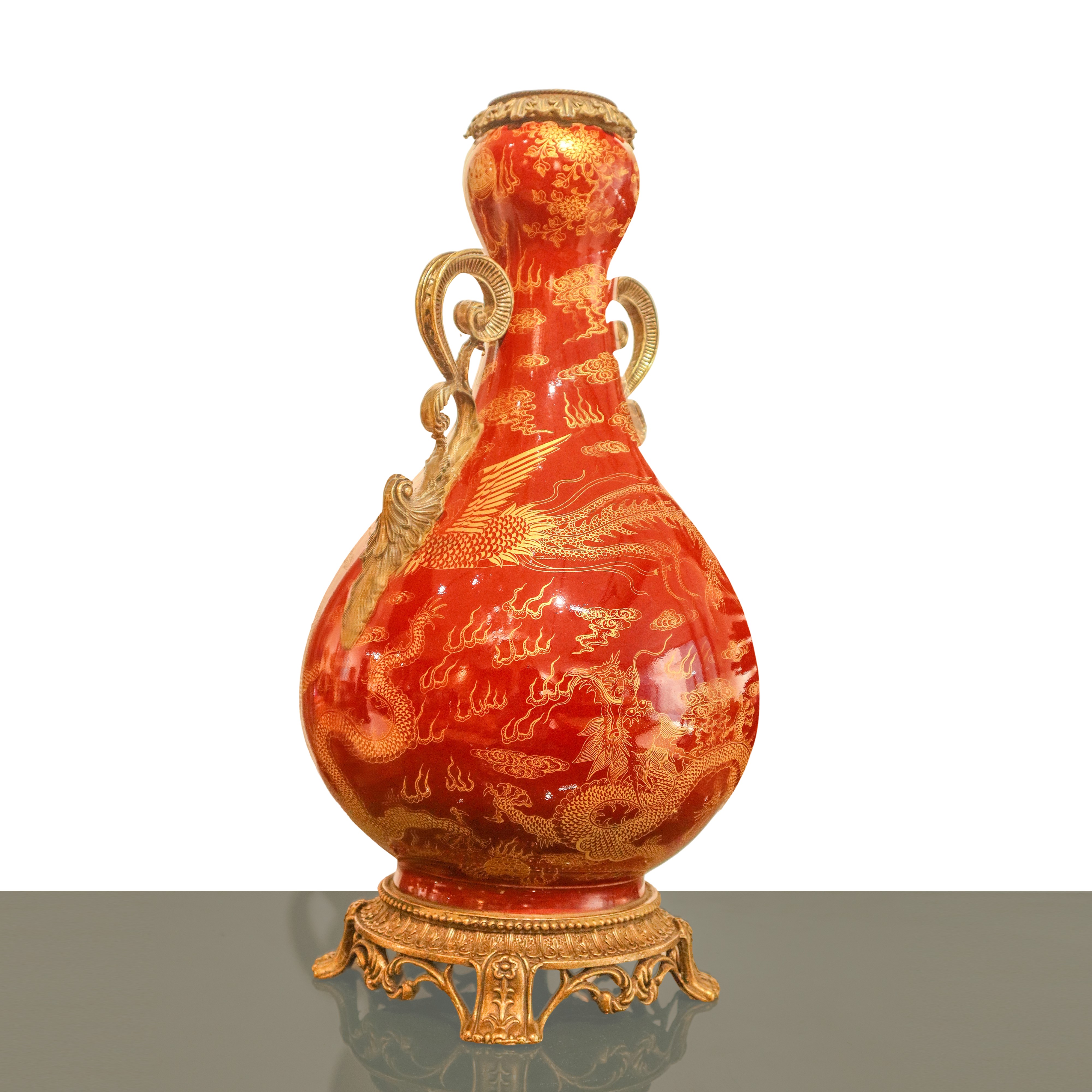 Vaso in porcellana cinese, rosso sangue di bue con decorazioni dorate e anse/collo in metallo (Di...