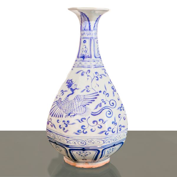 Chinese Yu Hu Chun porcelain vase with white and blue floral decoration (Qinghua)