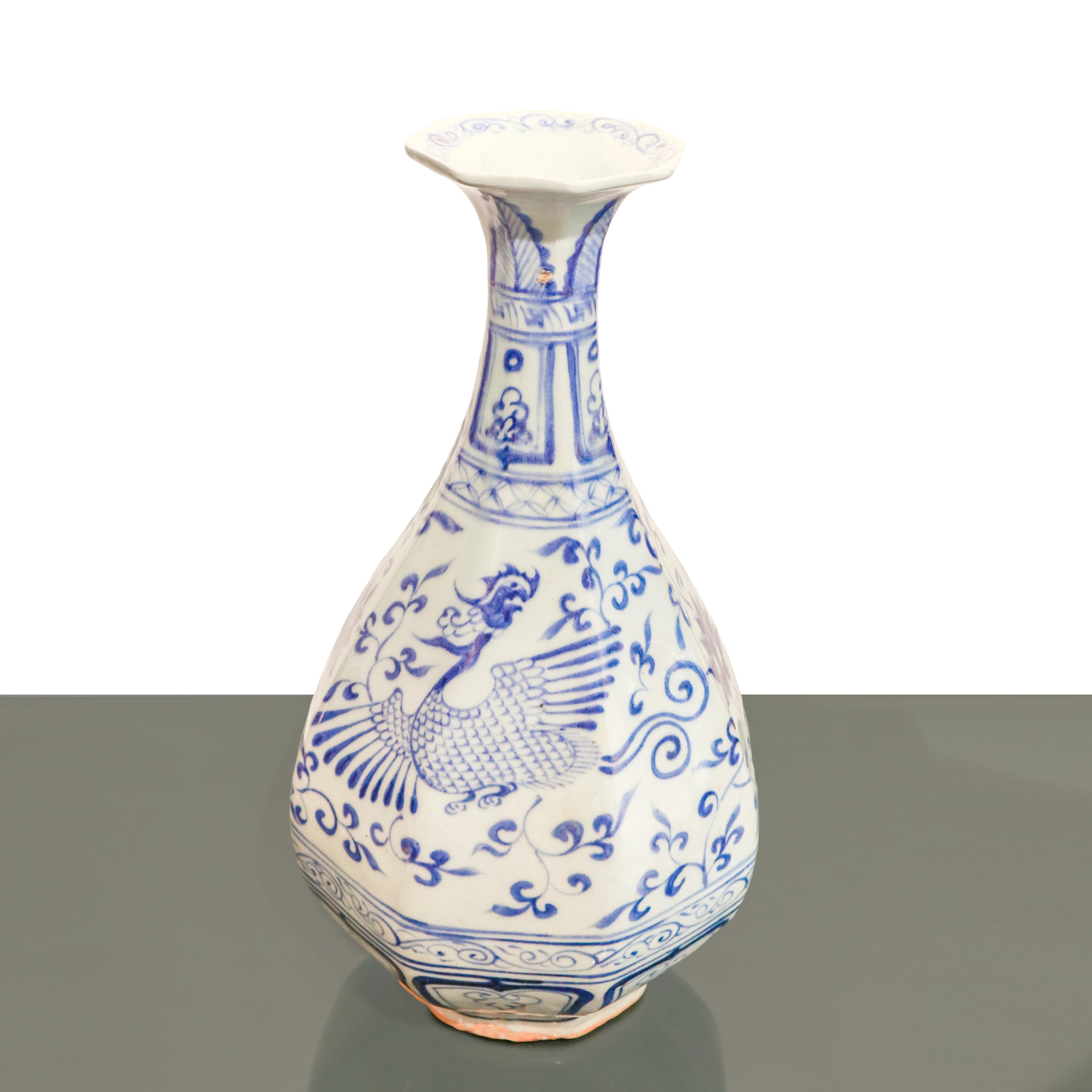 Cina, Vaso Yu Hu Chun in porcellana con decorazione floreale bianca e blu (Qinghua), dinastia Yua...
