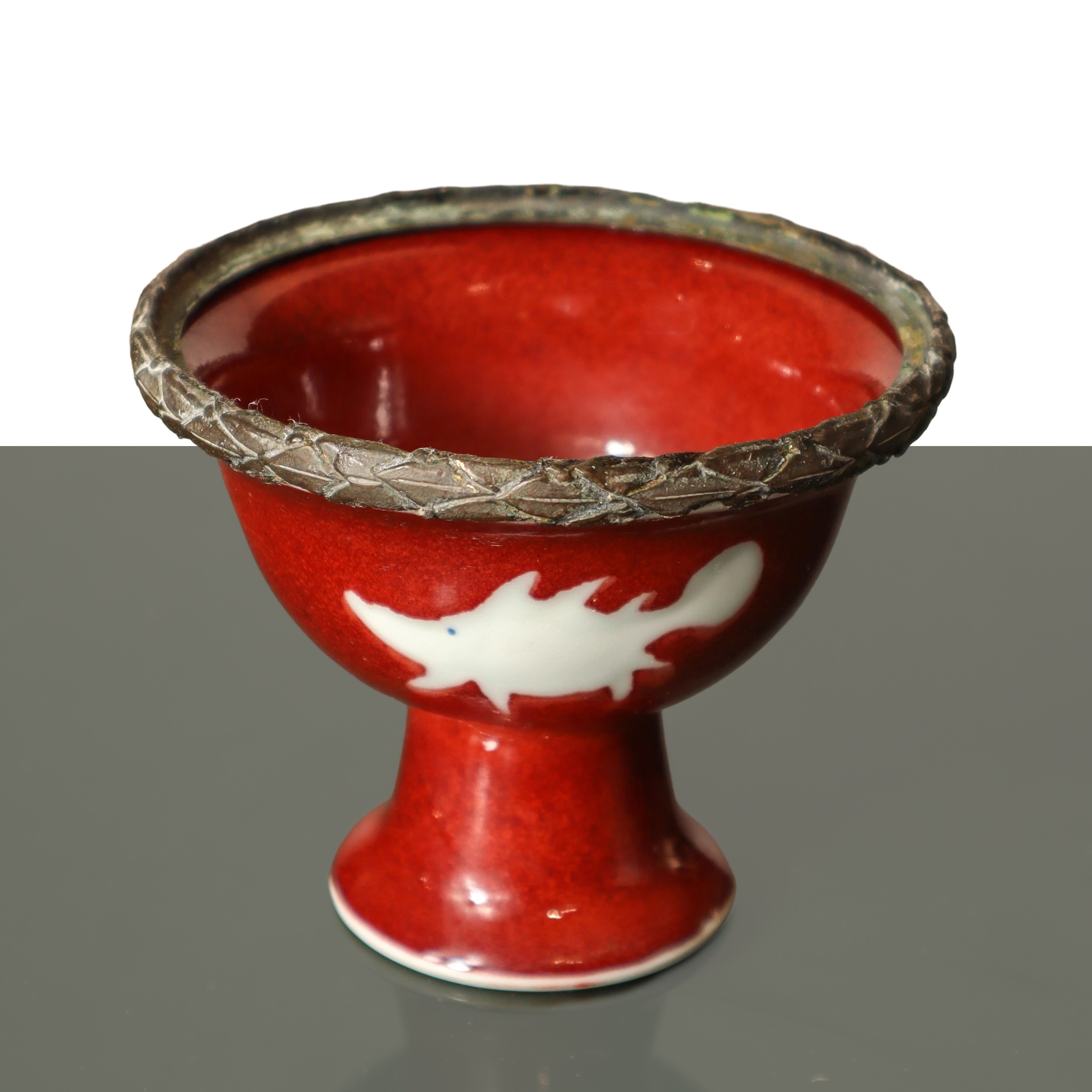 Porcellana cinese Ming, Coppa/alzata in rosso sangue di bue con decorazione di pesci e bordo in m...