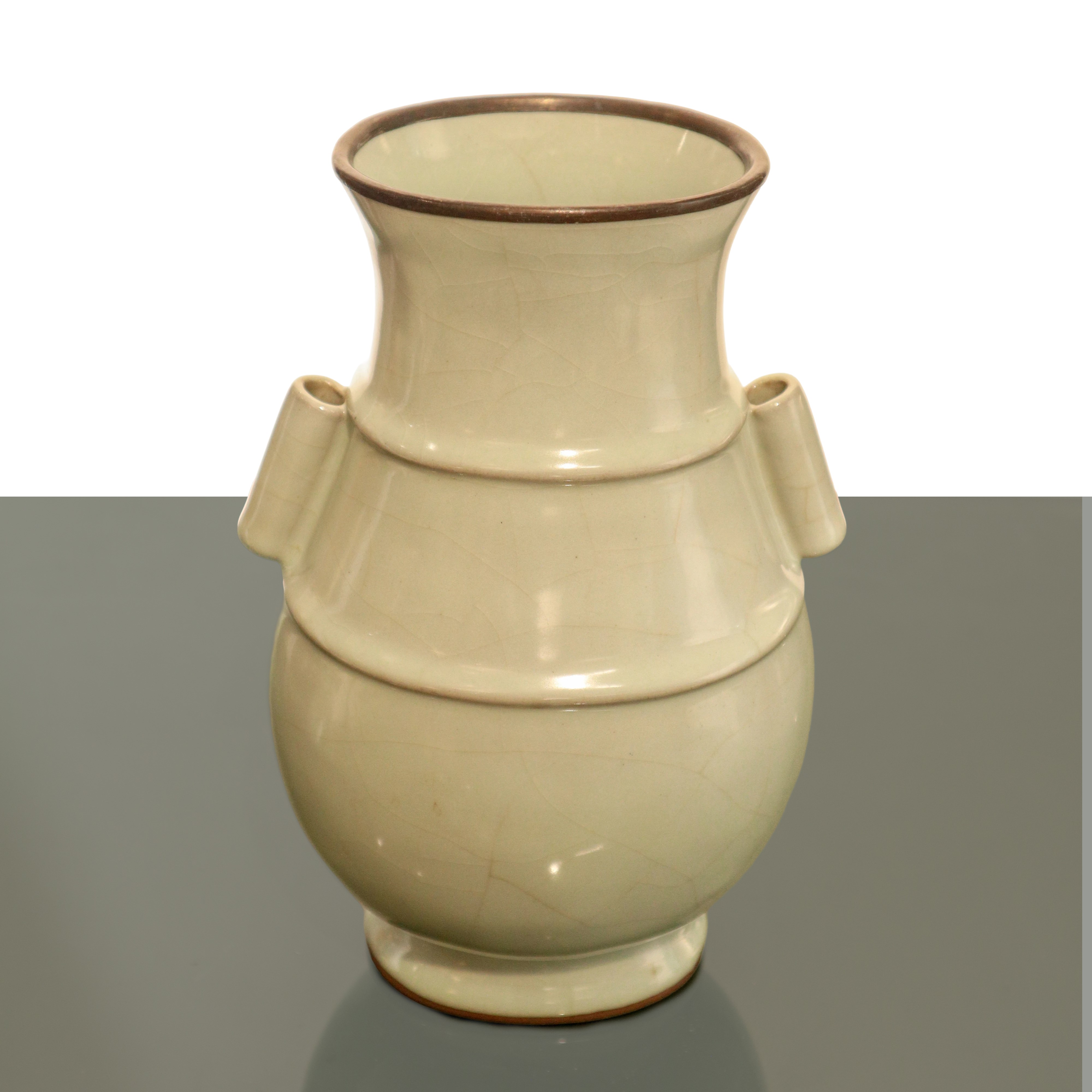 Vaso in porcellana cinese a due anse con rivestimento a smalto celadon e bordo rifinito in metall...