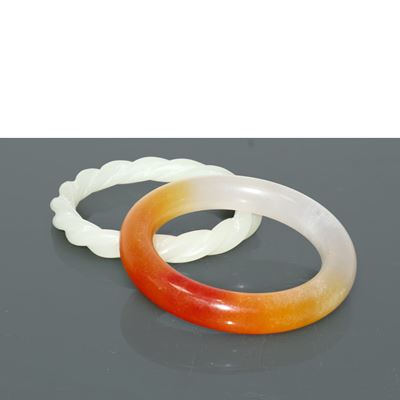 Giada e giadeite, Coppia di bracciali di fattura cinese