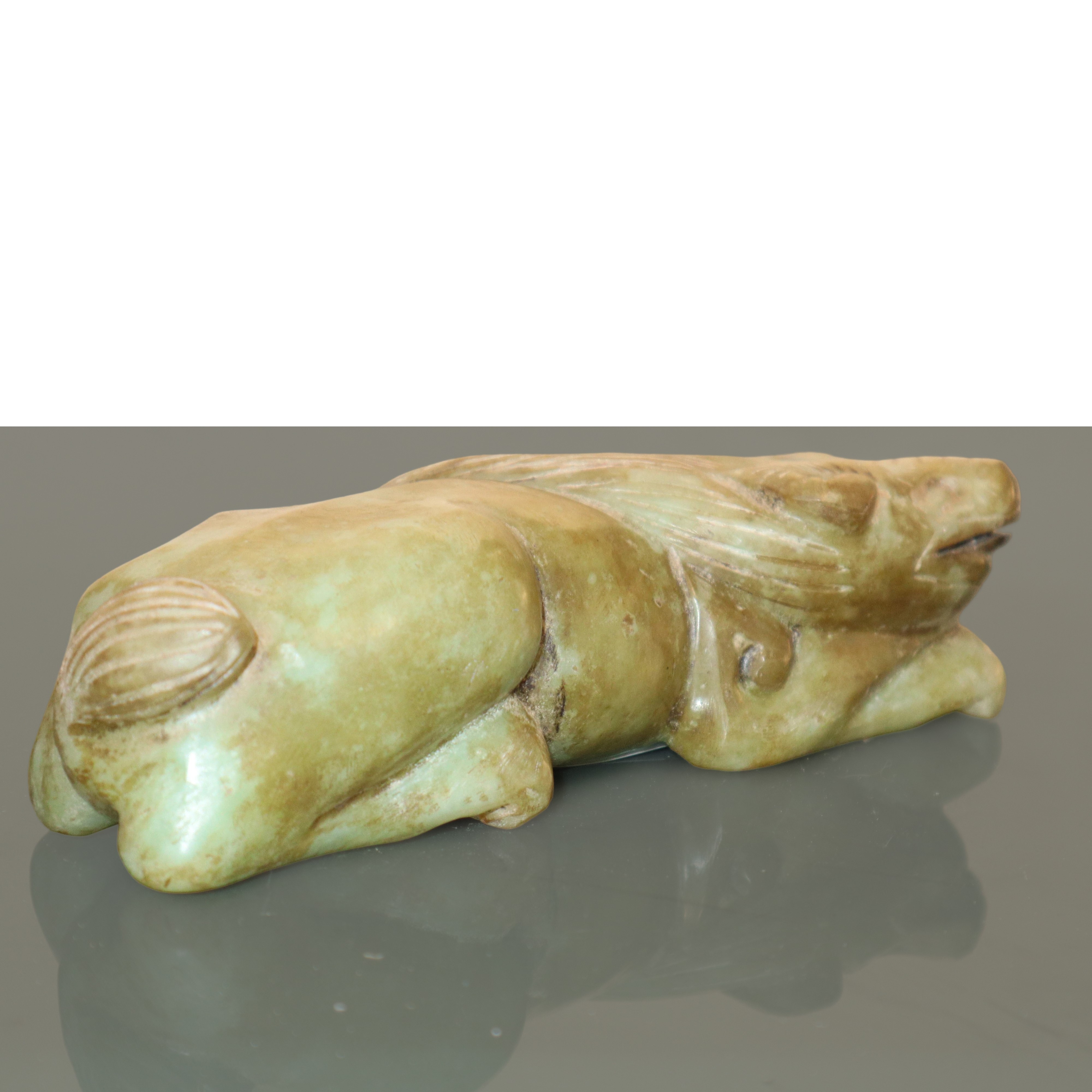 Scultura a guisa di animale in giada di antica fattura cinese