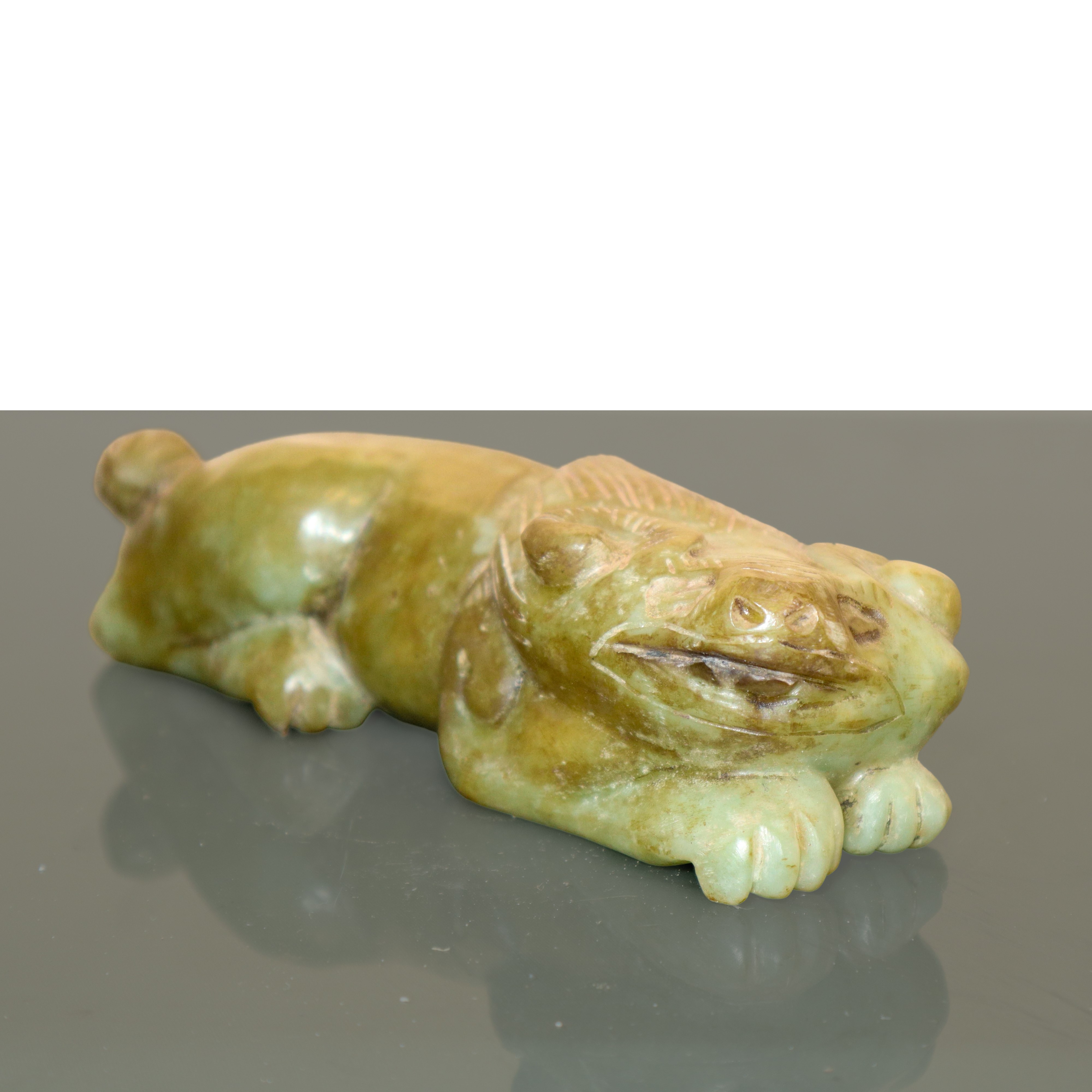 Scultura a guisa di animale in giada di antica fattura cinese