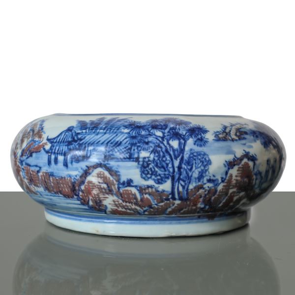 Brush washing container in Chinese porcelain painted with the white, blue and red technique