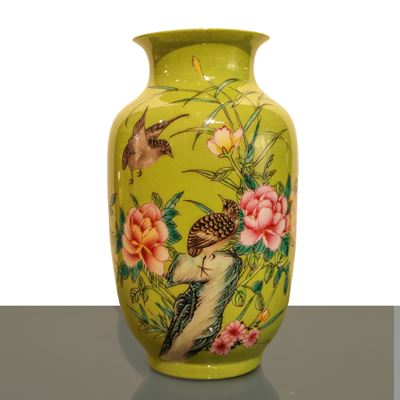 Vaso in porcellana cinese verde con decori floreali e di uccelli, periodo della Repubblica