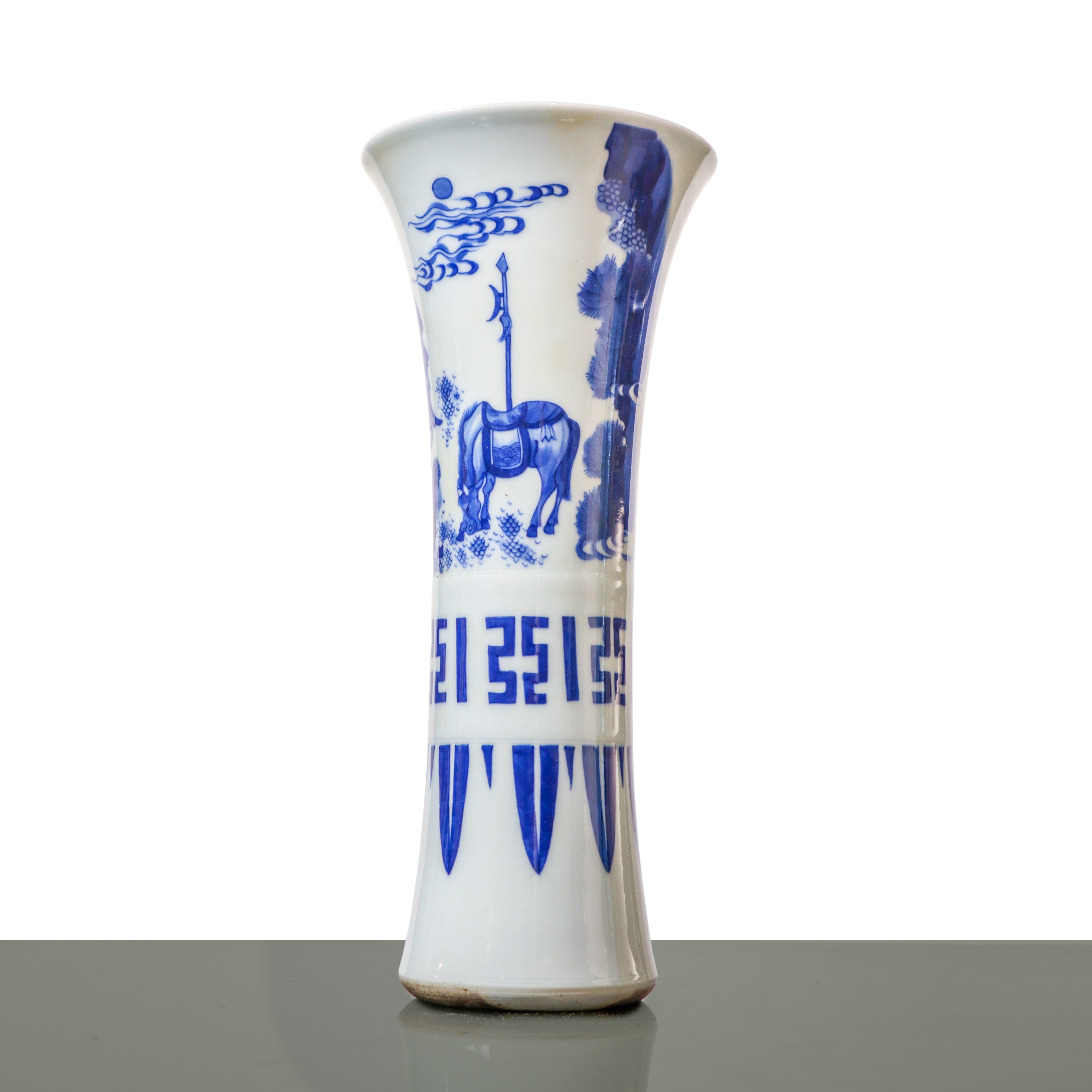 Coppia di vasi a calice, porcellana cinese bianca e blu, con scene della storia cinese (XVII seco...