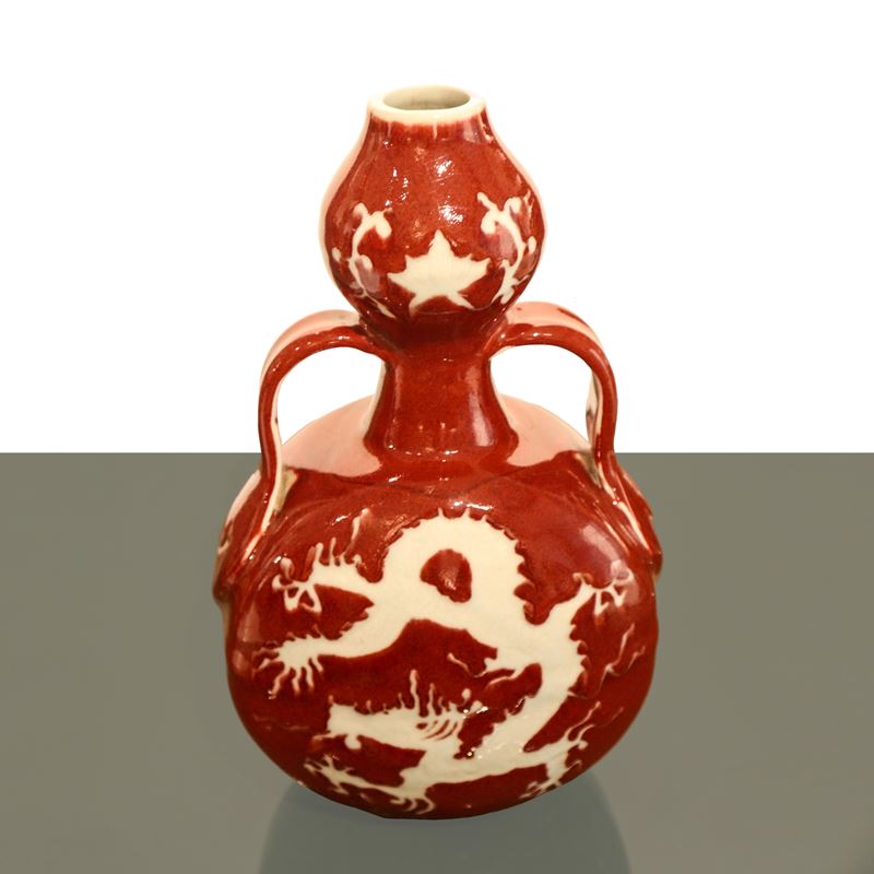Periodo Xuande, Bottiglia in porcellana cinese rosso sangue di bue con decorazione di dragone