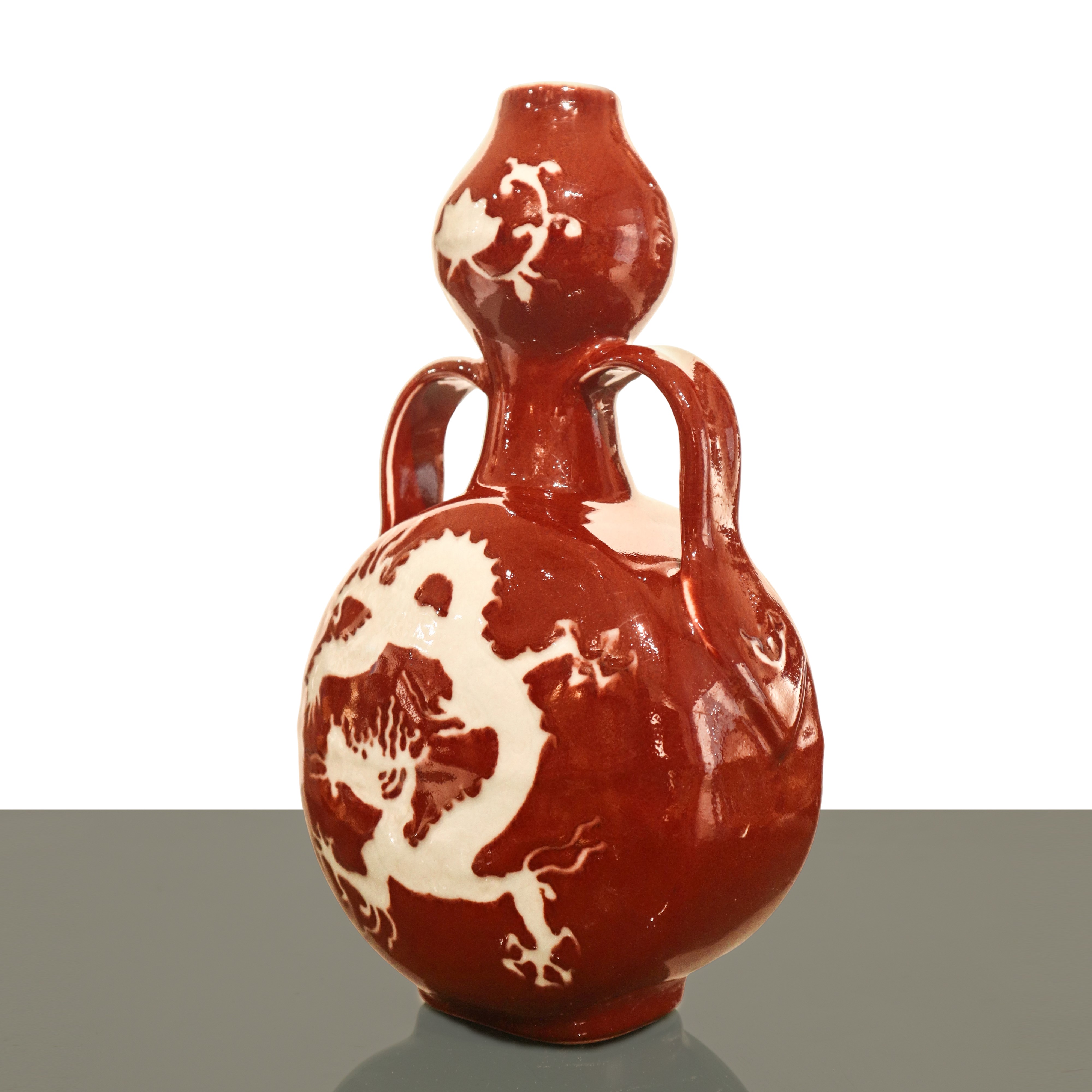 Periodo Xuande, Bottiglia in porcellana cinese rosso sangue di bue con decorazione di dragone