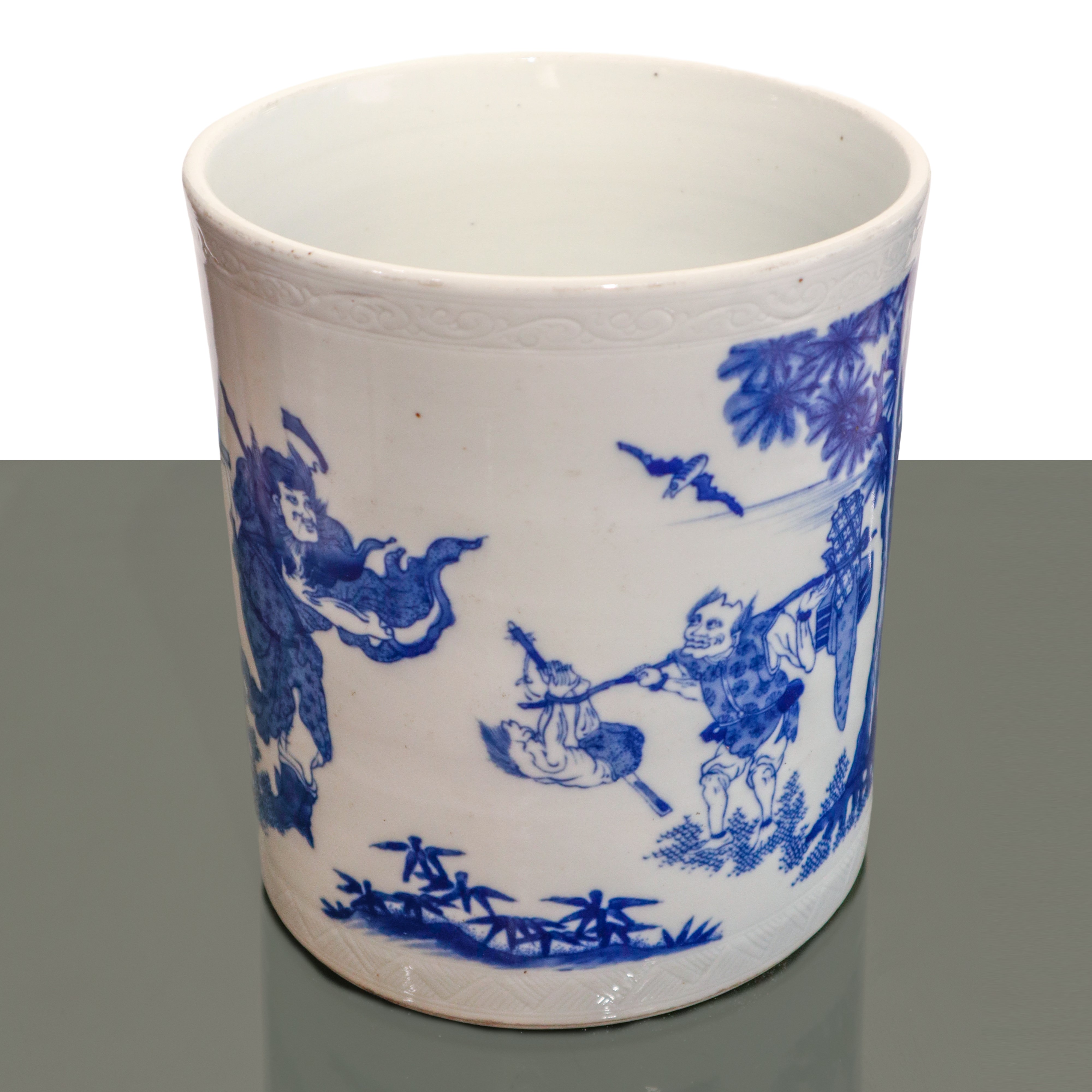 Dinastia Qing, Grande portapennelli in porcellana cinese blu e bianca con scene da racconti tradi...
