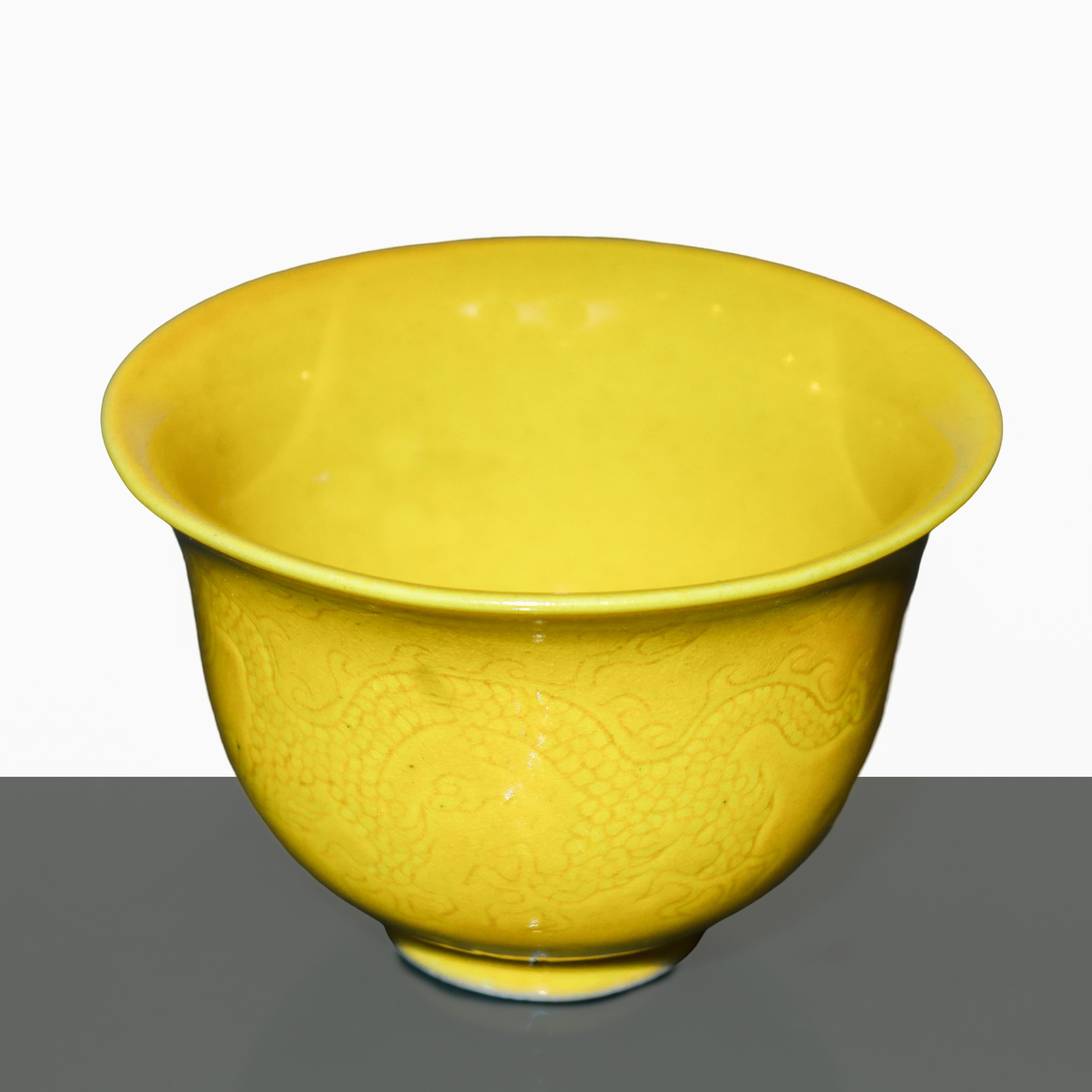 Tazza in porcellana cinese smaltata gialla, con decorazione tono su tono incisa (XVIII secolo)