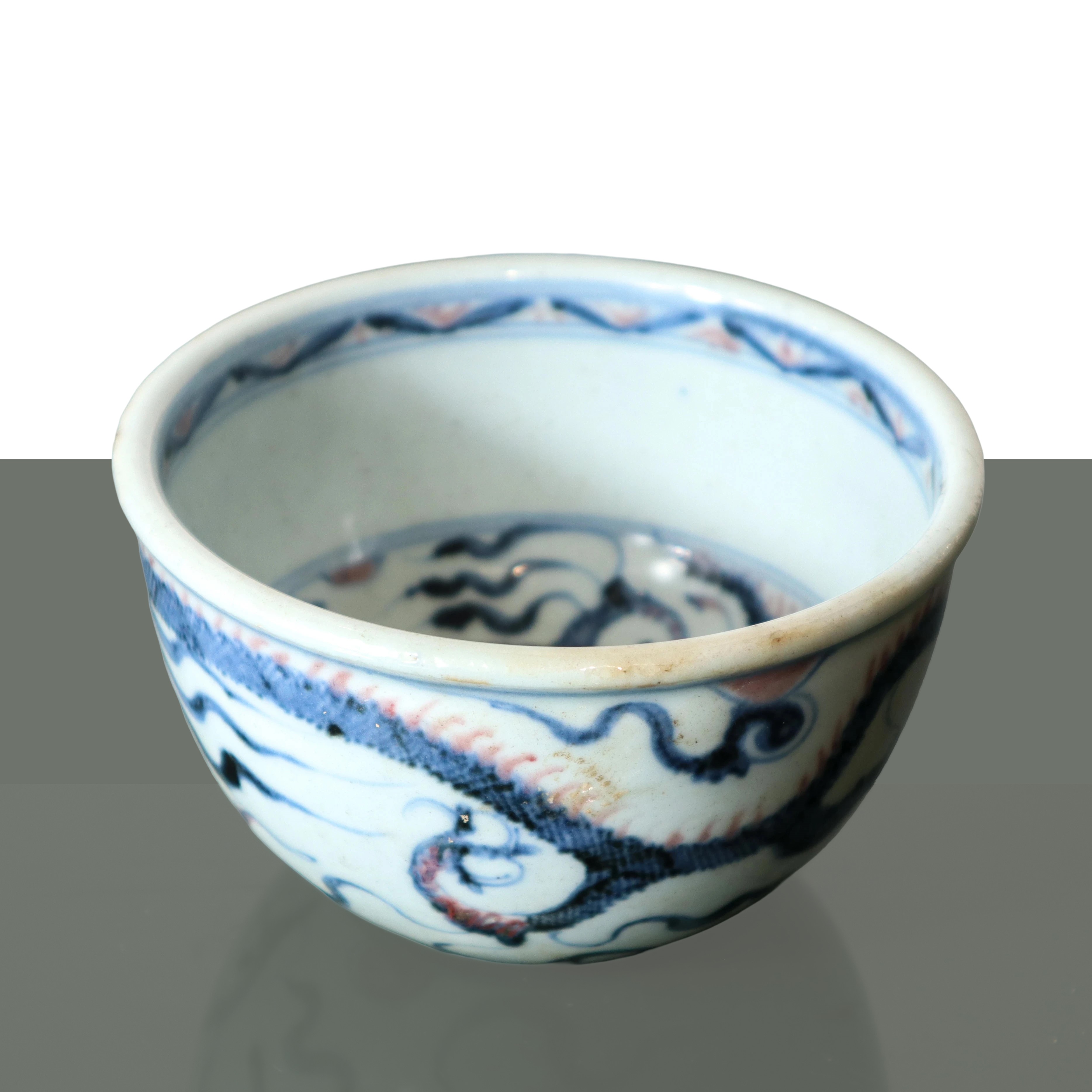 Porcellana cinese, Ciotolina con decoro policromo di dragoni (bianco, blu e rosso)