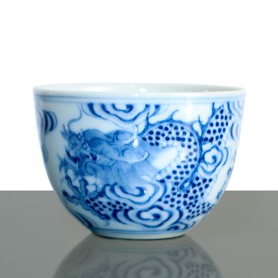 Tazza in porcellana cinese, decorazione in blu e bianco con motivi di drago, XVIII-XIX secolo