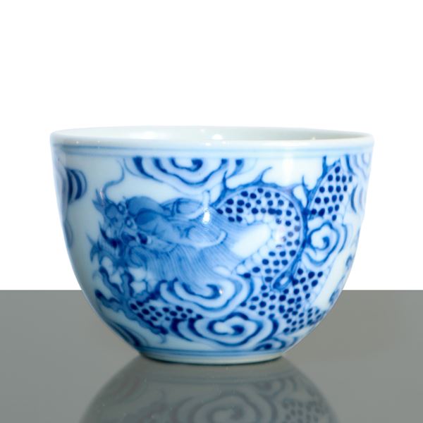 Blue and white Chinese porcelain cup decorated with dragon motifs