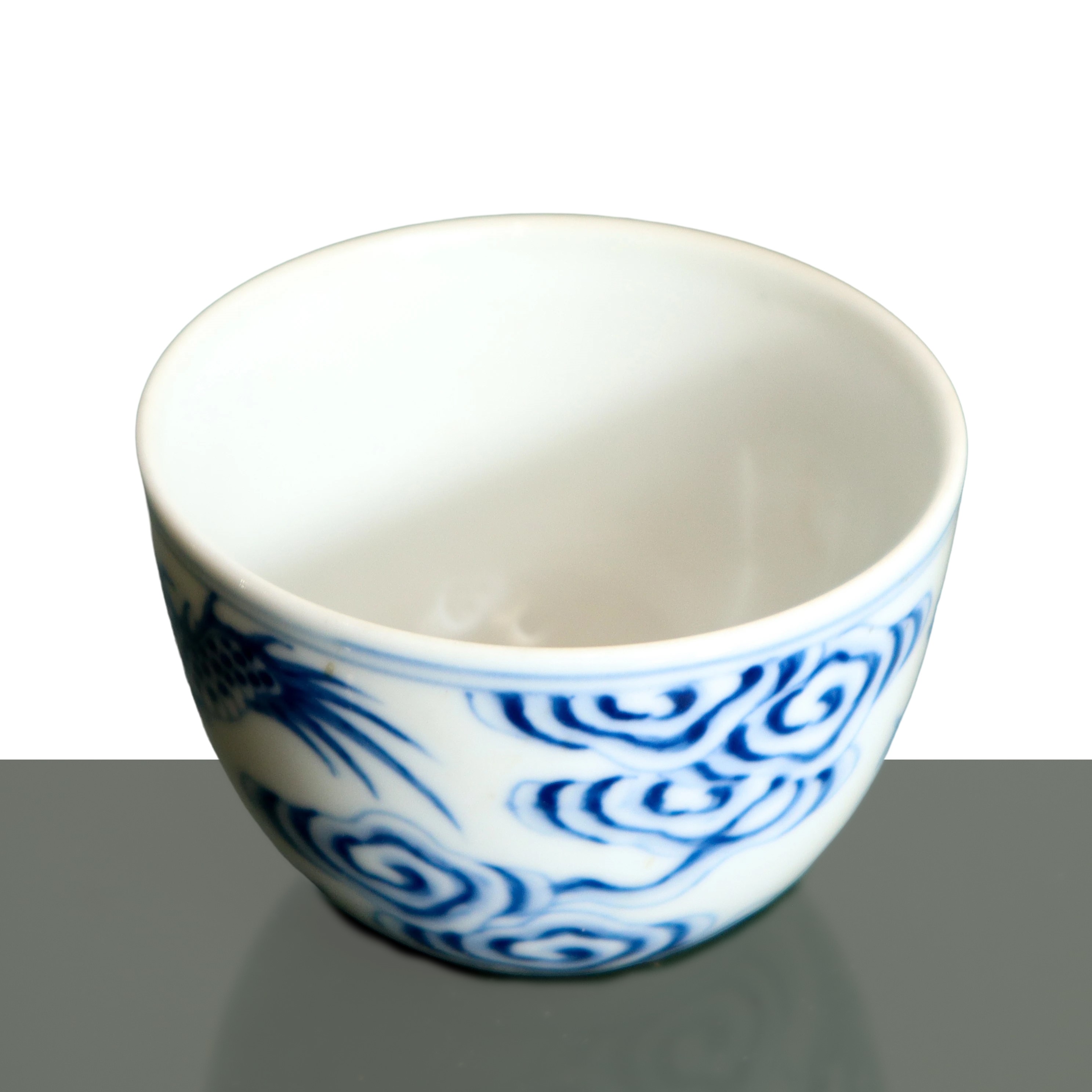 Tazza in porcellana cinese, decorazione in blu e bianco con motivi di drago, XVIII-XIX secolo