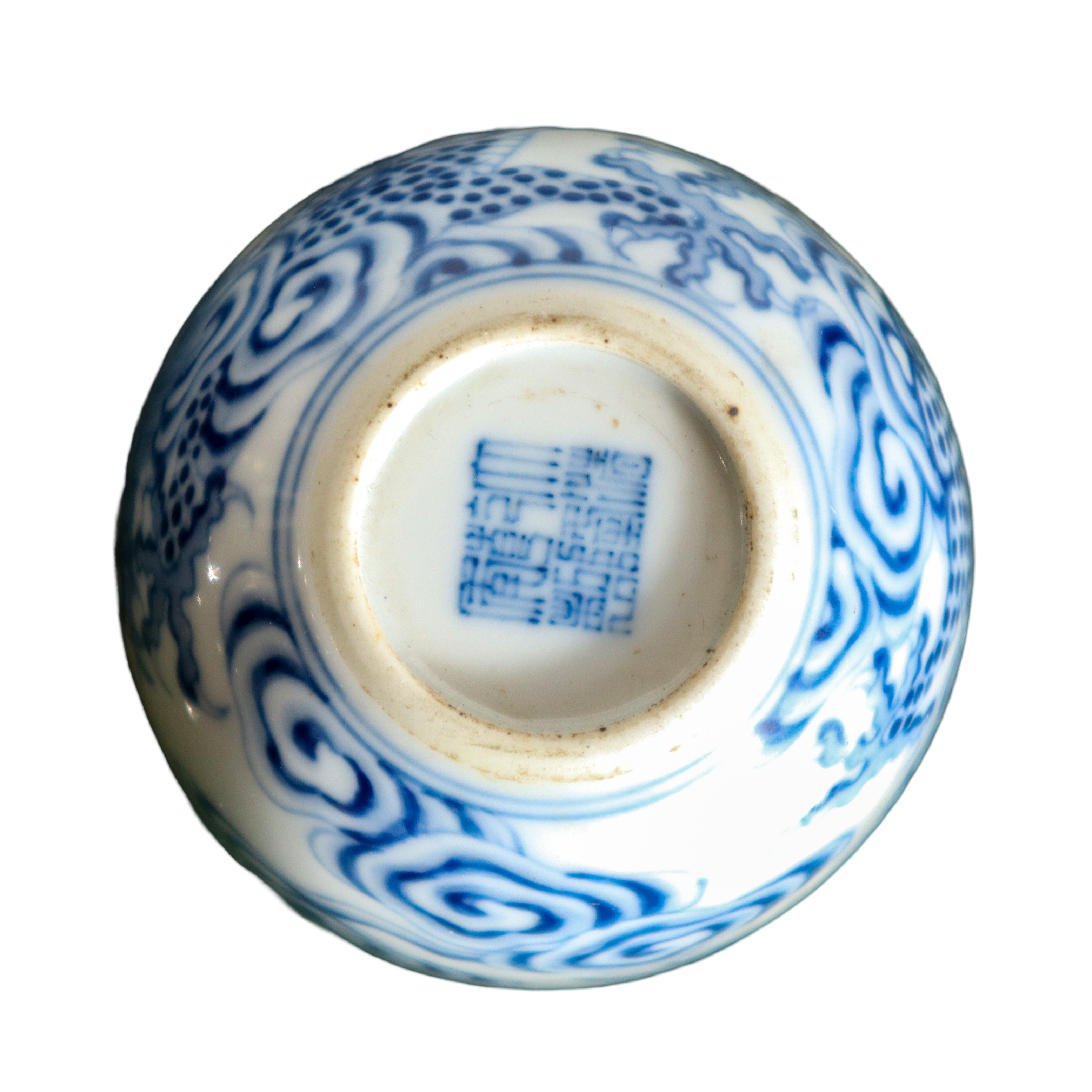 Tazza in porcellana cinese, decorazione in blu e bianco con motivi di drago, XVIII-XIX secolo