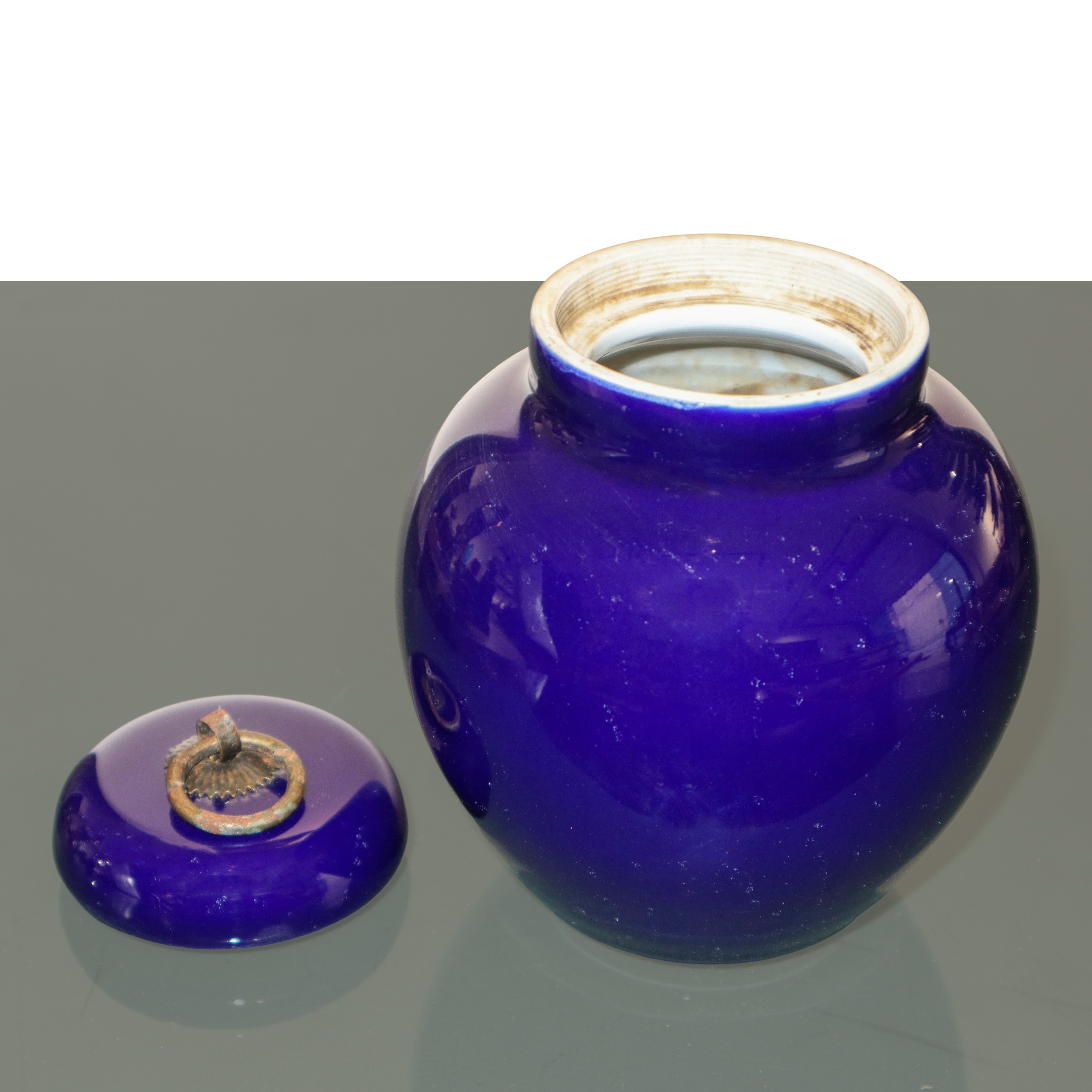 Porcellana cinese, Poupée (poutiche) blu con anello metallico sul coperchio
