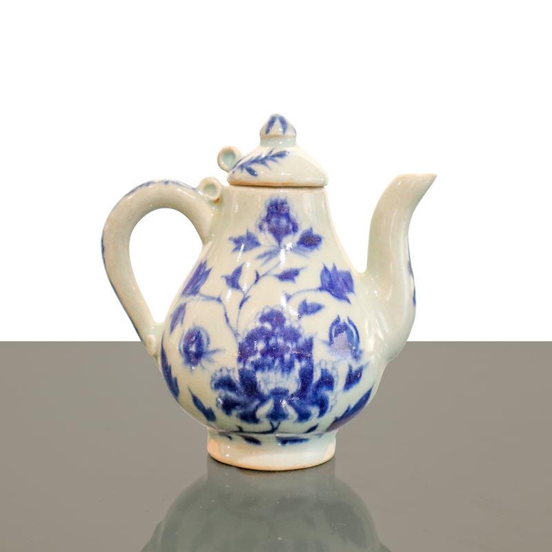 Teiera antica, porcellana blu e bianca con decori floreali
