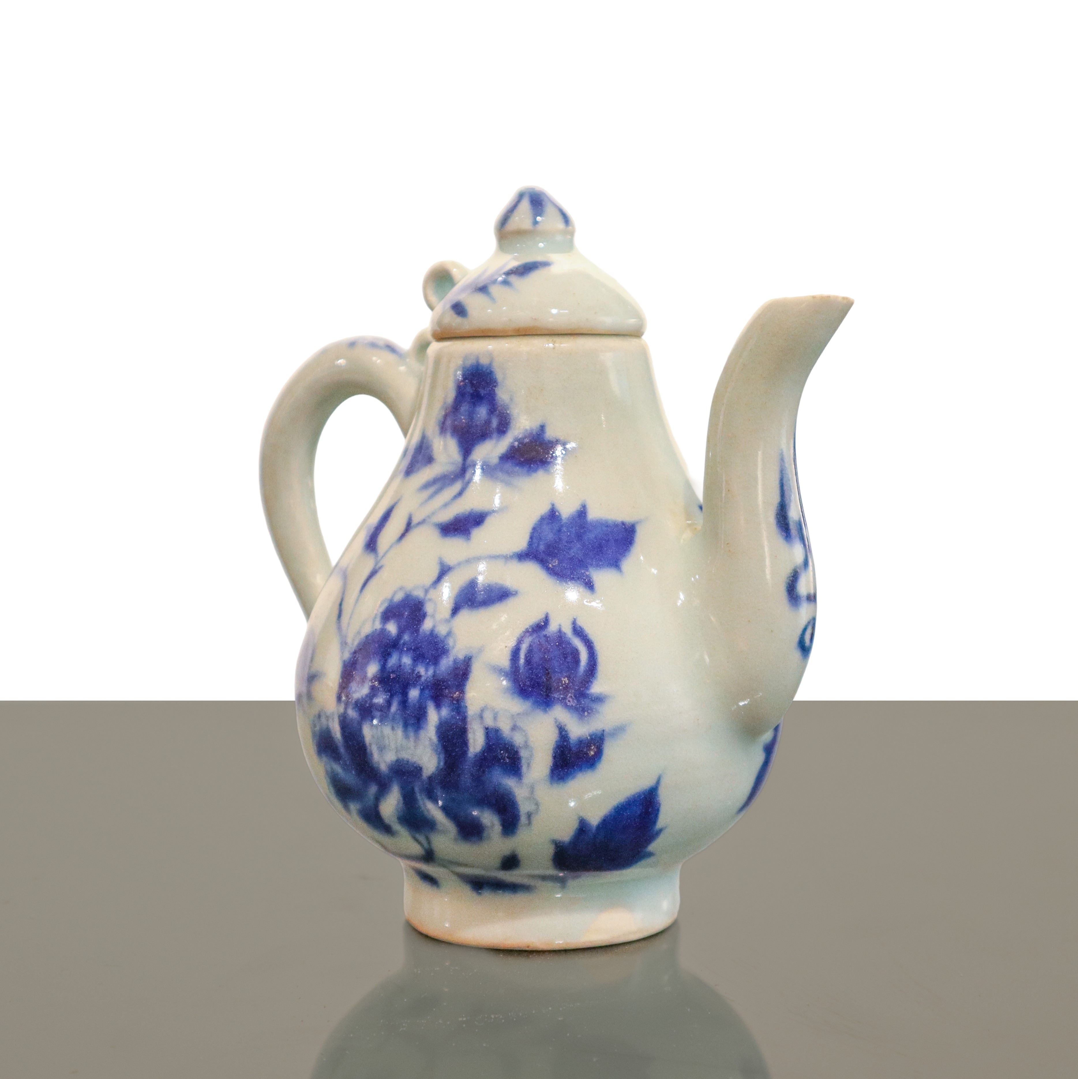 Teiera antica, porcellana blu e bianca con decori floreali