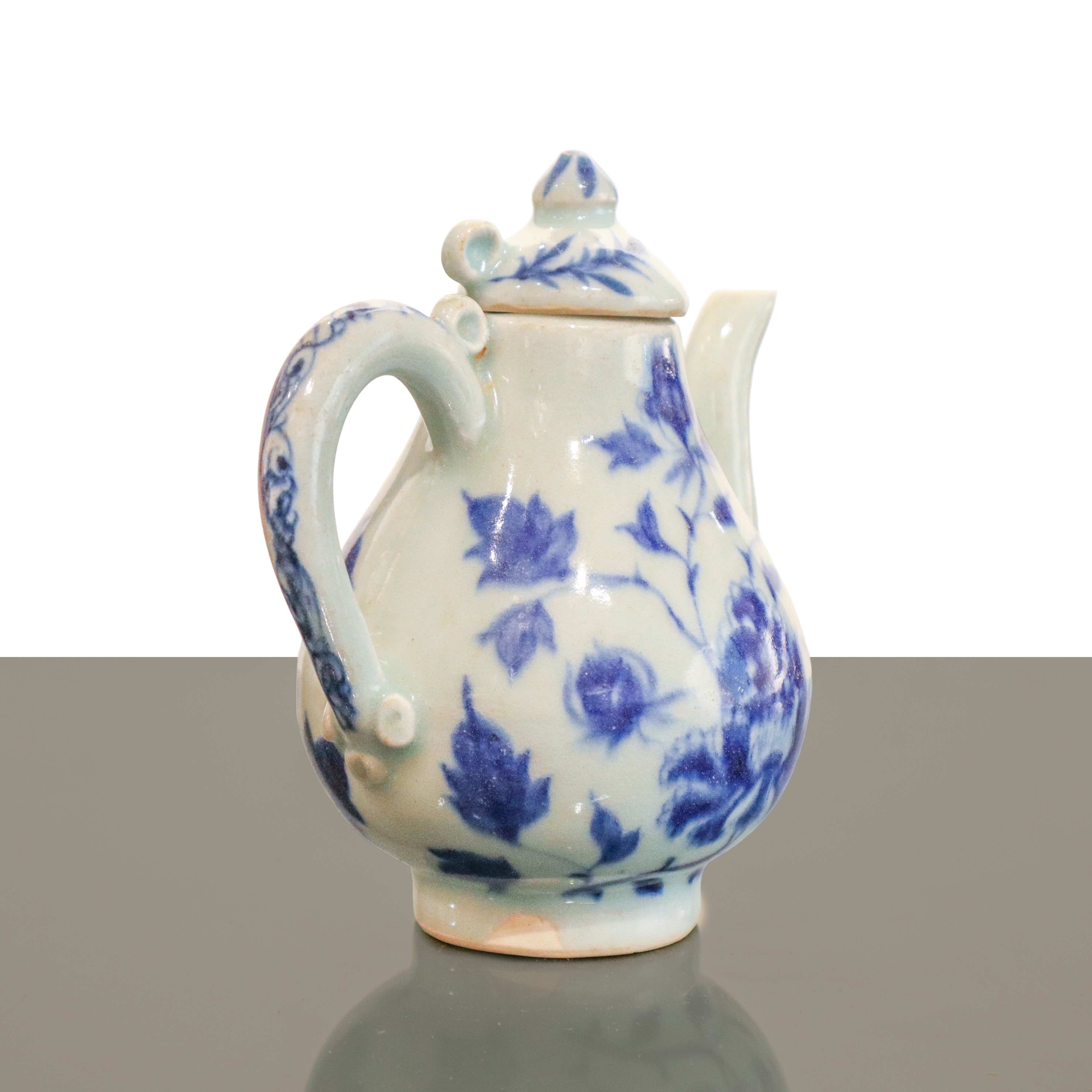 Teiera antica, porcellana blu e bianca con decori floreali