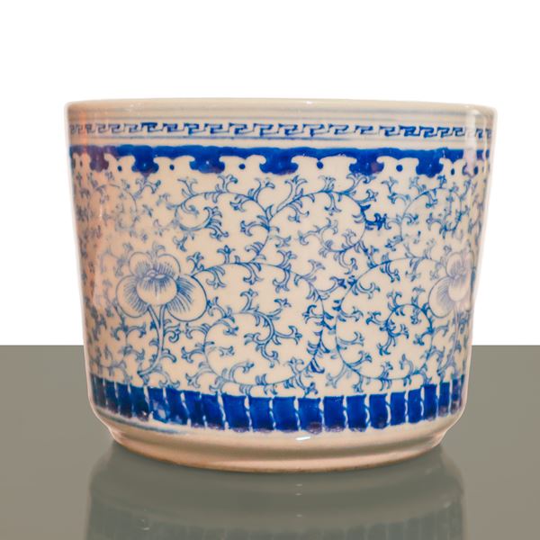 Brush basin in blue and white Chinese porcelain with floral decorations
