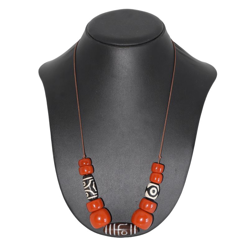 Collana di perline antiche tibetane, composta da elementi ornamentali con motivi e simboli tradiz...