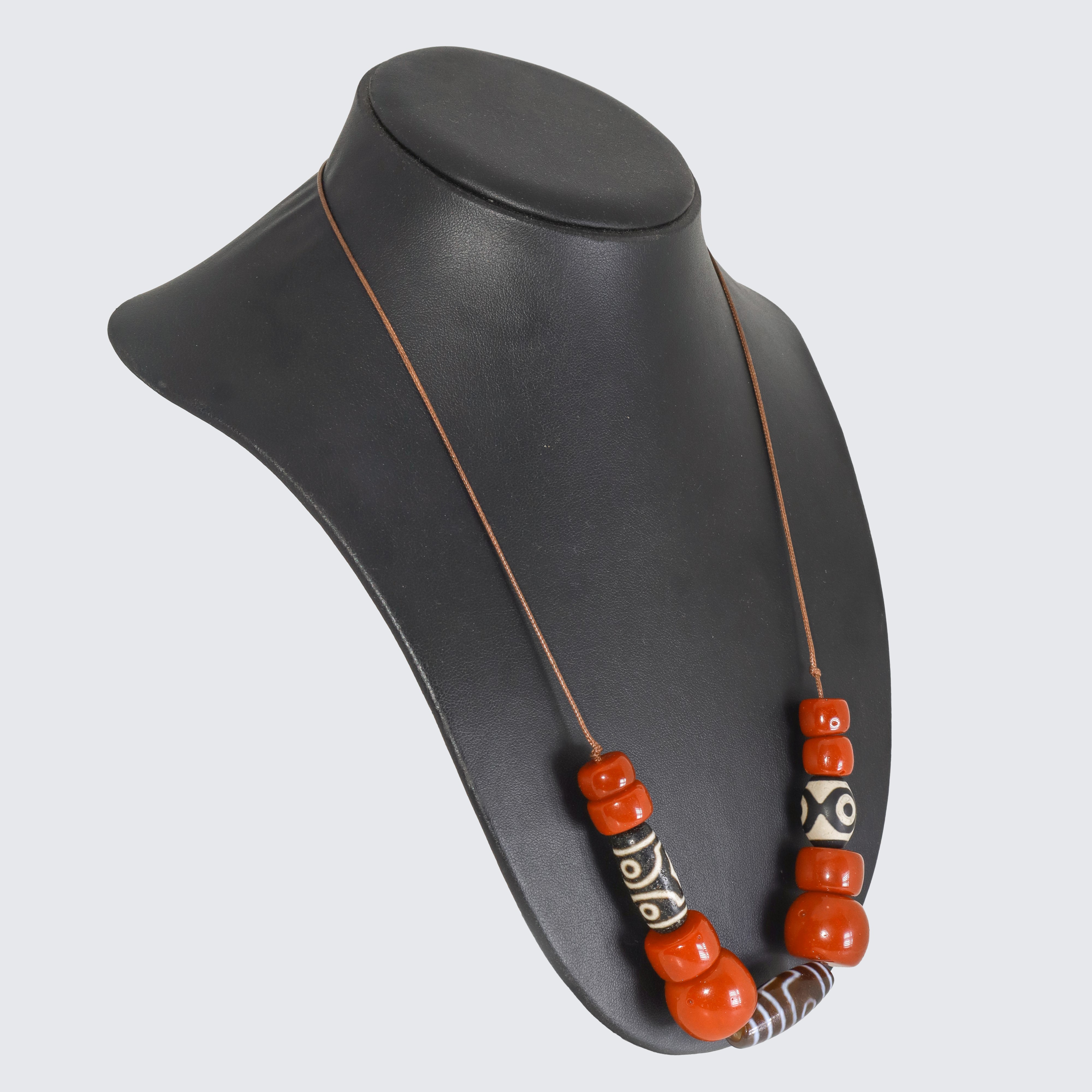 Collana di perline antiche tibetane, composta da elementi ornamentali con motivi e simboli tradiz...