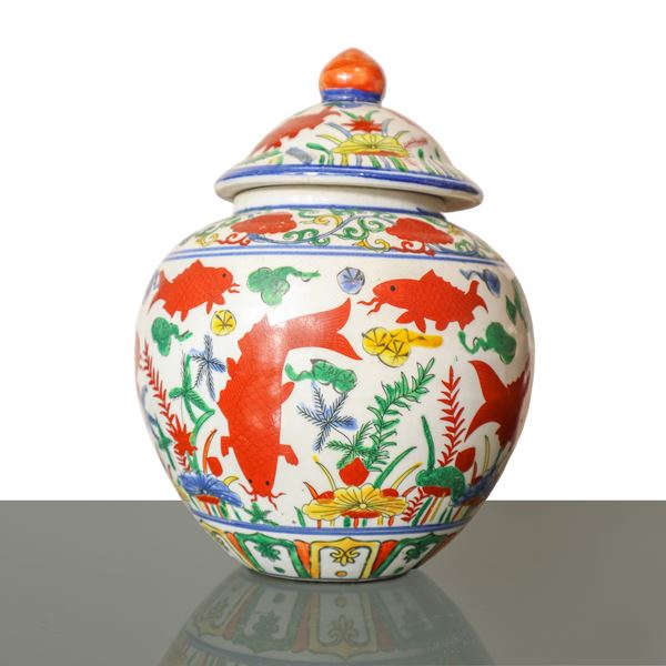 Polychrome Chinese porcelain vase with fish and aquatic plant decorations