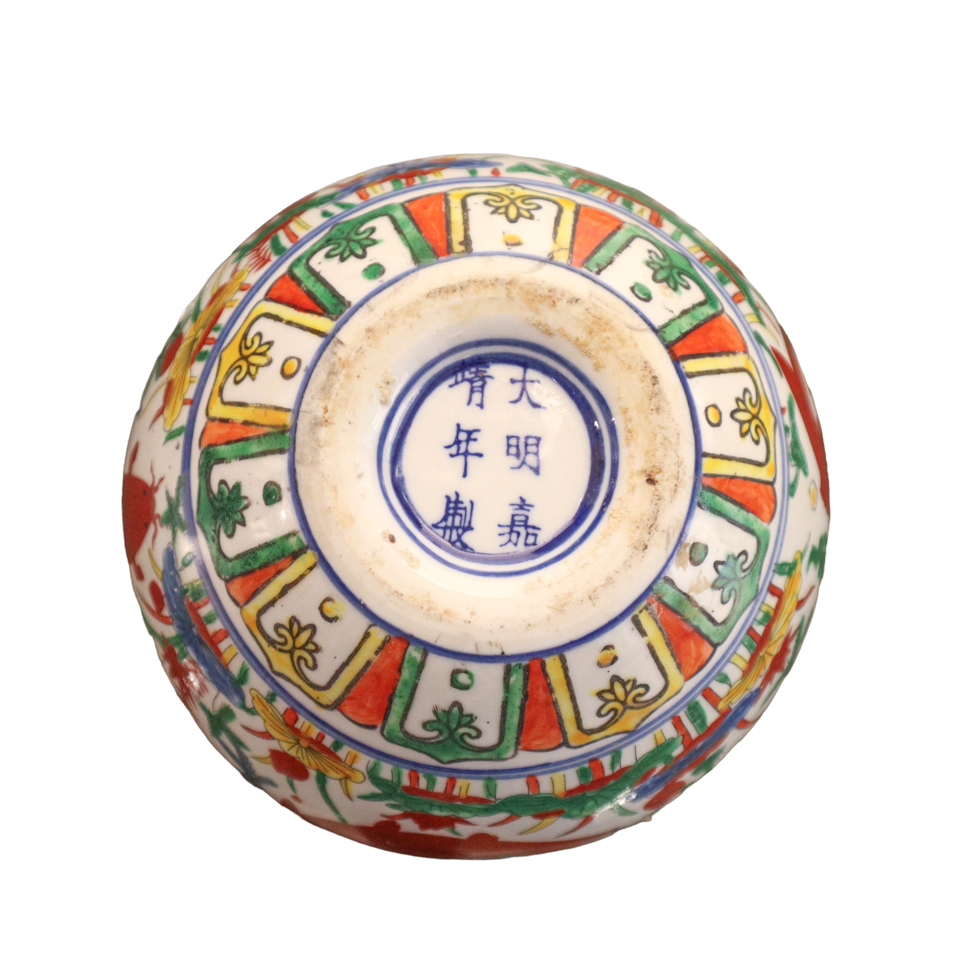 Porcellana cinese, Poutiche policroma con decori di pesci e piante acquatiche (Dinastia Ming)