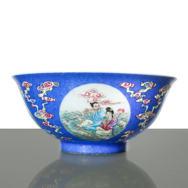 Small bowl in blue Chinese porcelain with enamel decorations featuring scenes of daily life within medallions and also a depiction inside the bowl itself