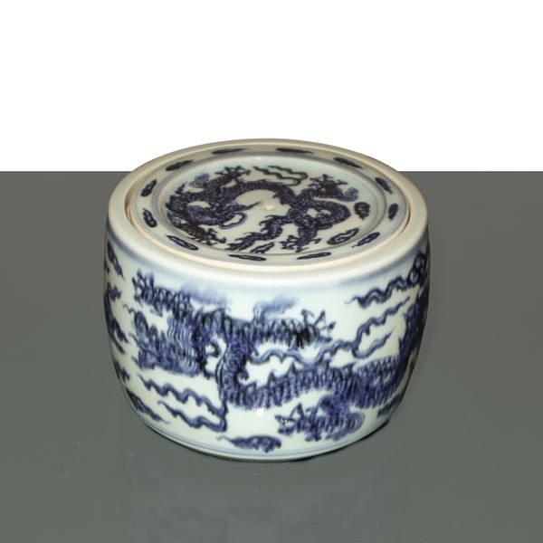 A Ming Dynasty Chinese blue and white porcelain cricket breeding vessel.