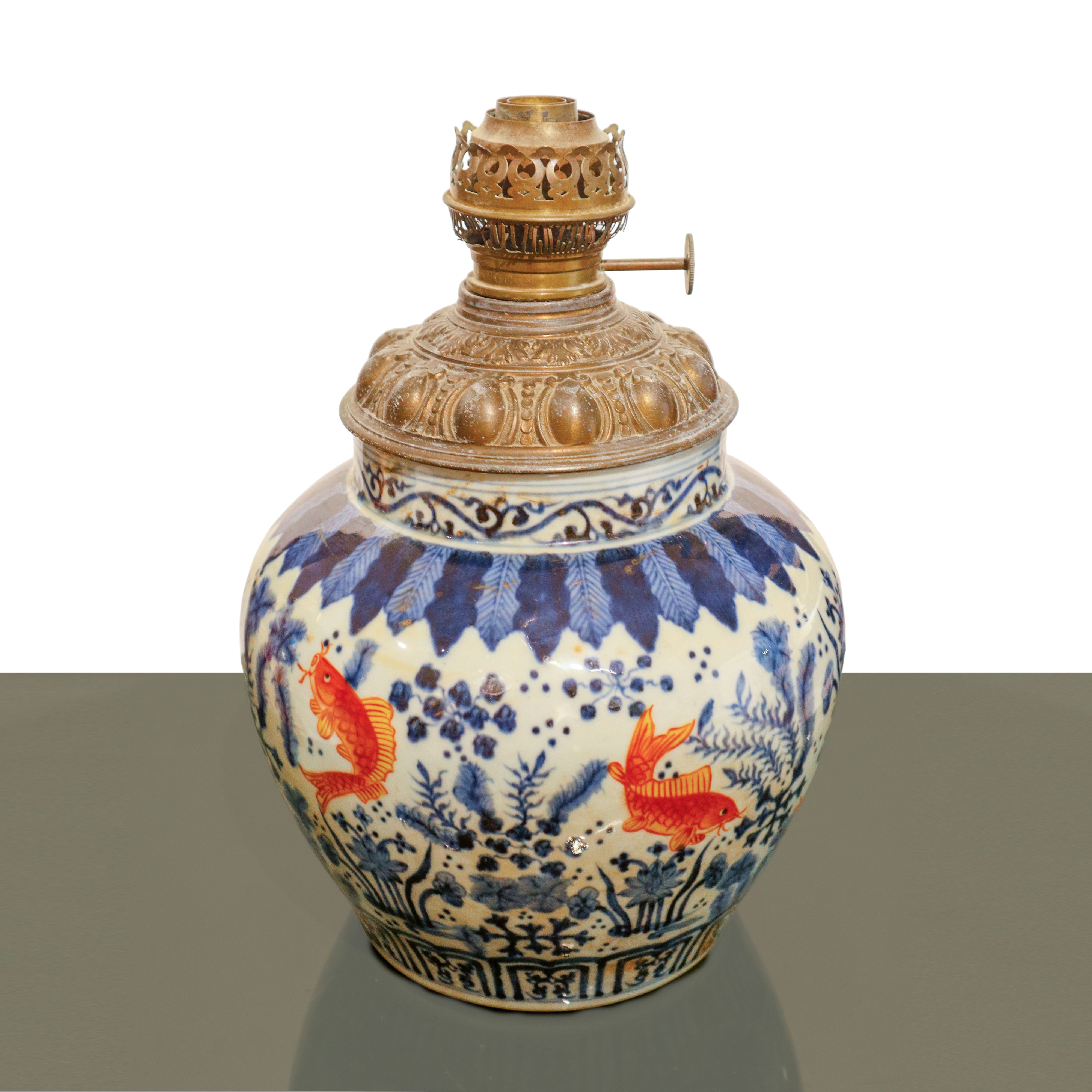 Porcellana cinese, Vaso riadattato a lampada blu e bianca con decorazioni di pesci e piante acqua...