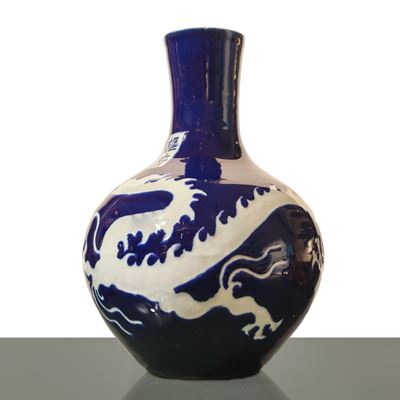 Vaso in porcellana blu con decori di draghi, iscrizione sul collo