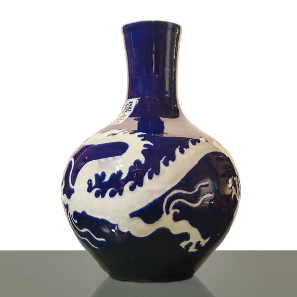 Blue porcelain vase with dragon decorations