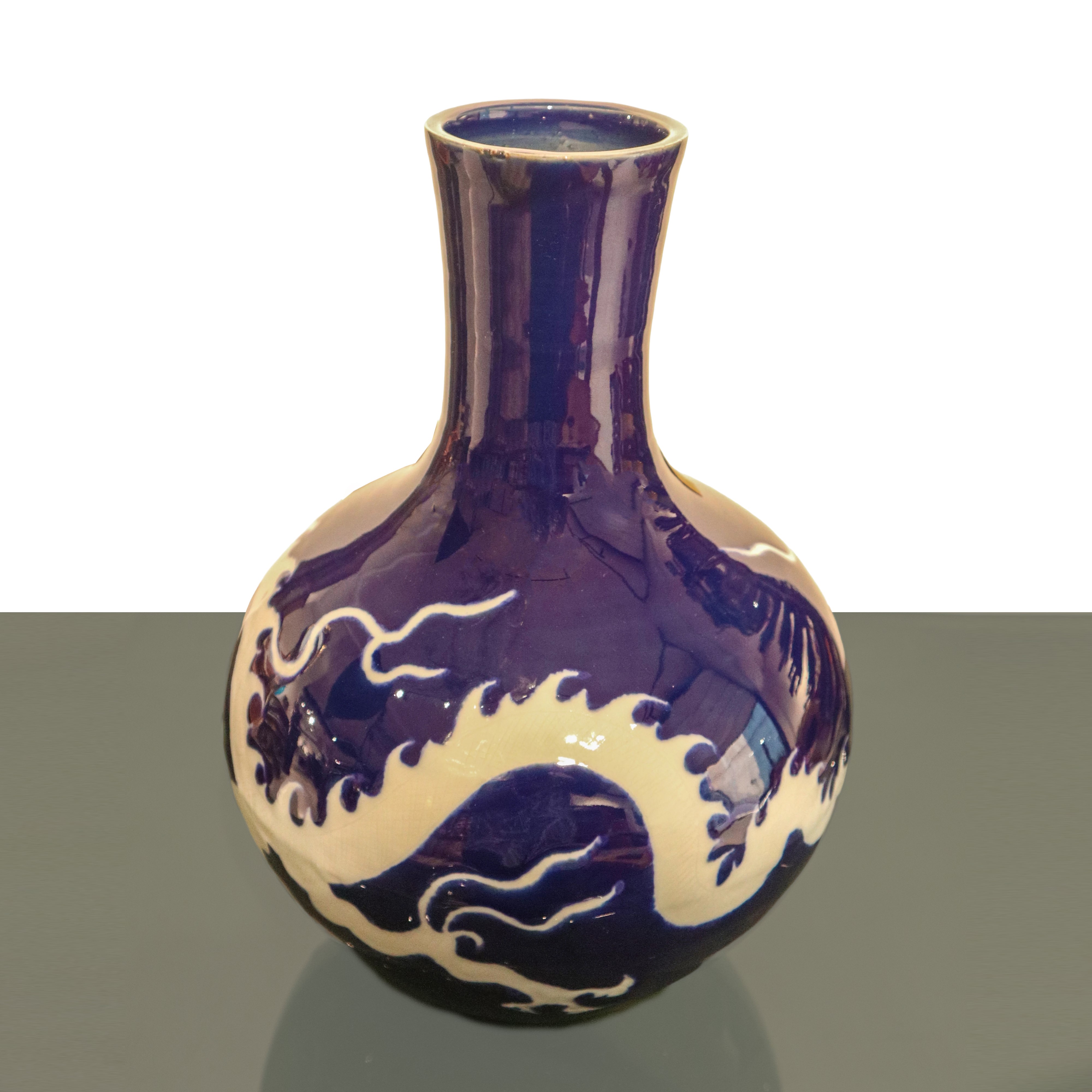 Vaso in porcellana blu con decori di draghi, iscrizione sul collo