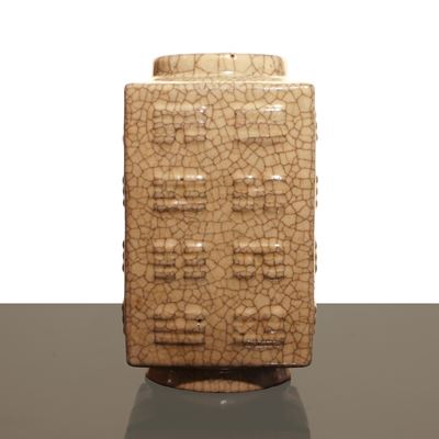 Vaso quadrato in ceramica Ge-ware con decori a rilievo