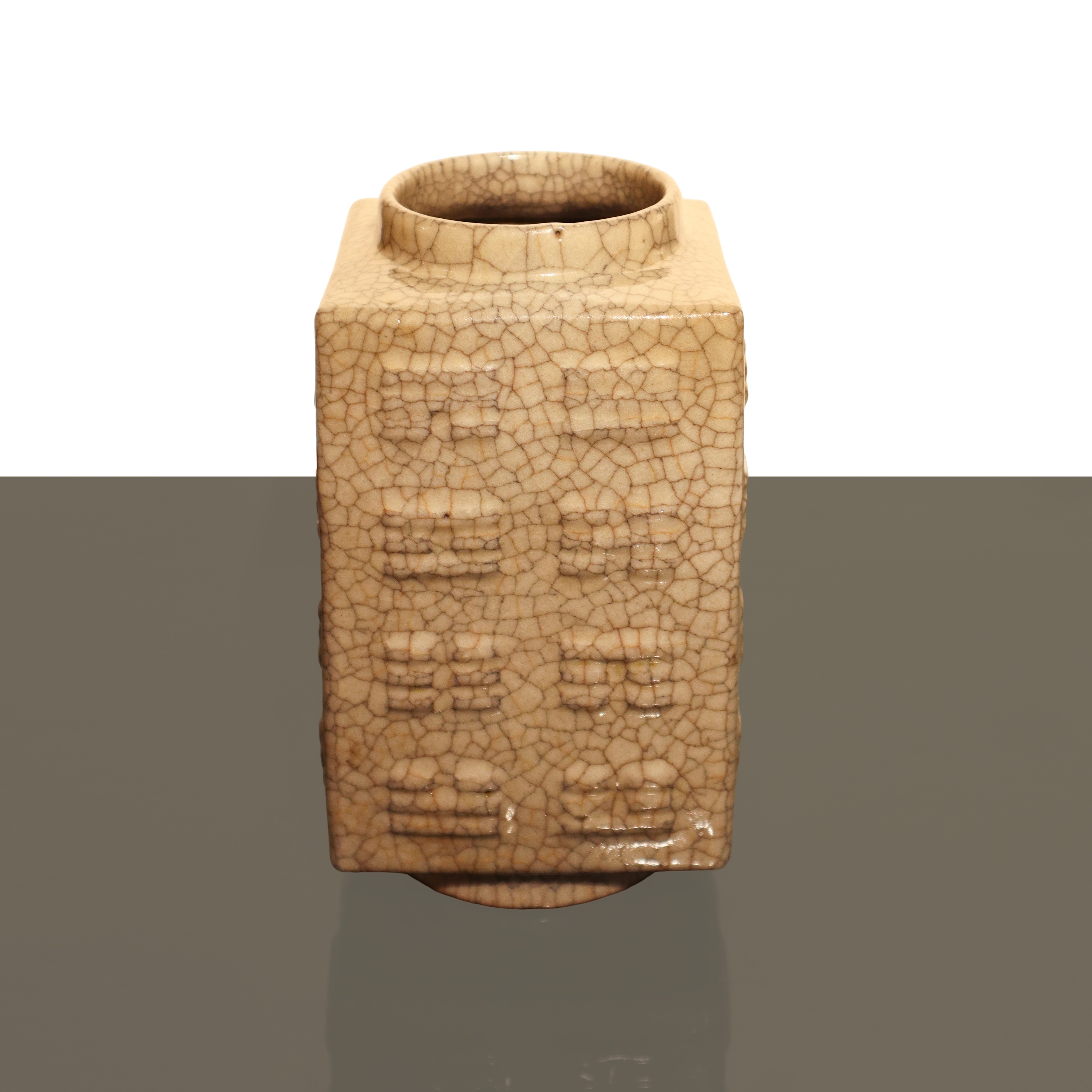Vaso quadrato in ceramica Ge-ware con decori a rilievo