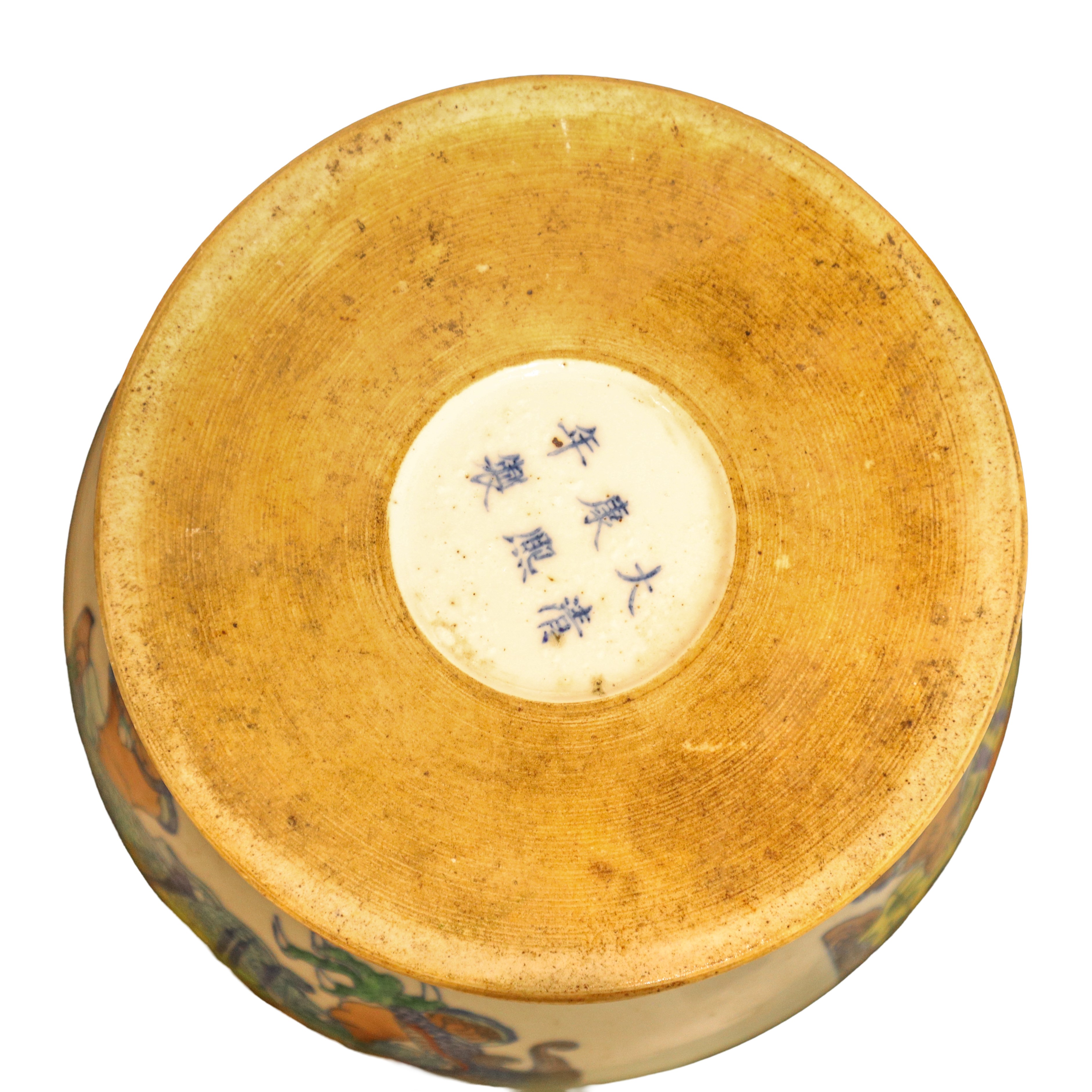 Vaso in porcellana policroma cinese, periodo Guangxu (dinastia Qing) con decorazione raffigurante...