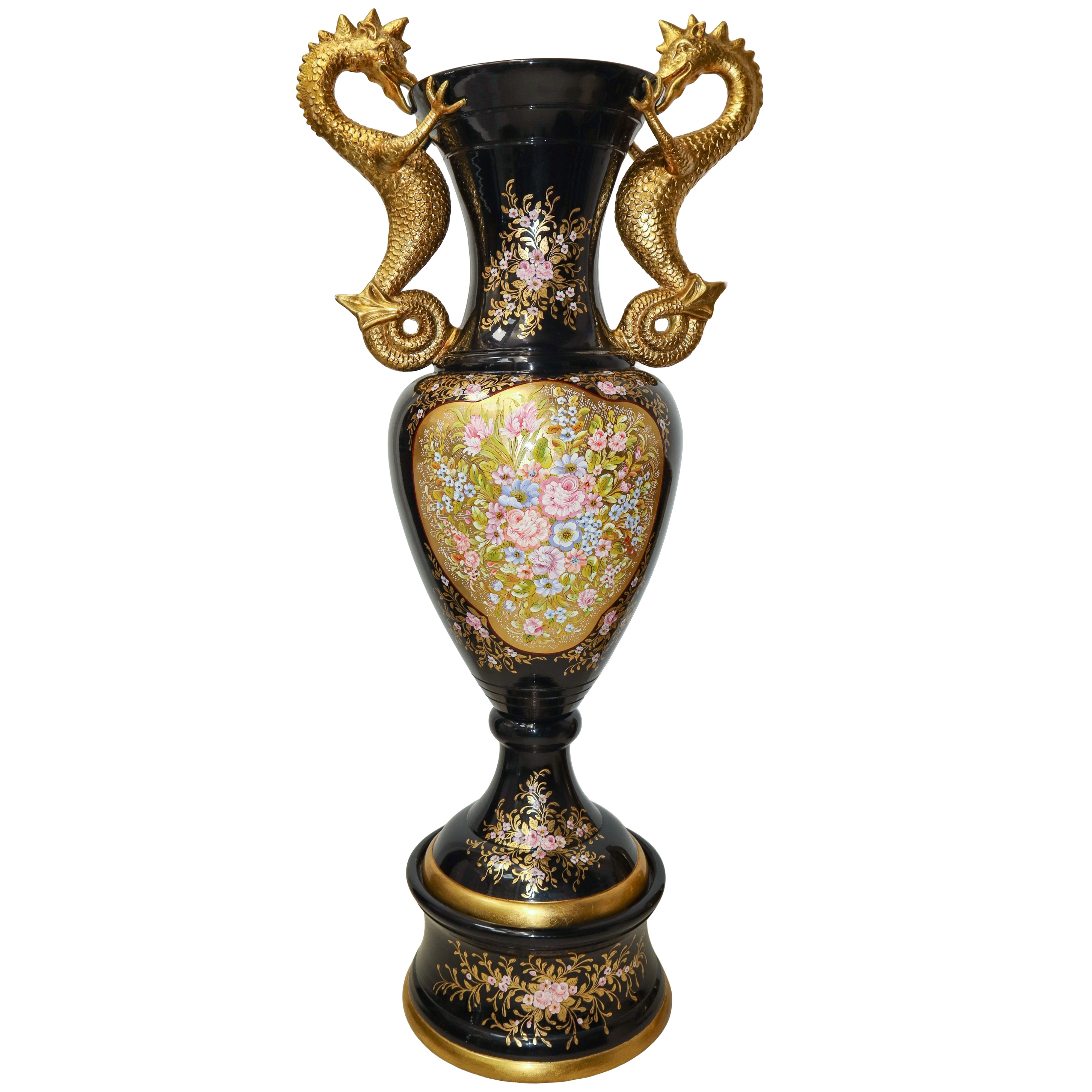 Vaso, maiolica policroma con decori in oro su base nera smaltata