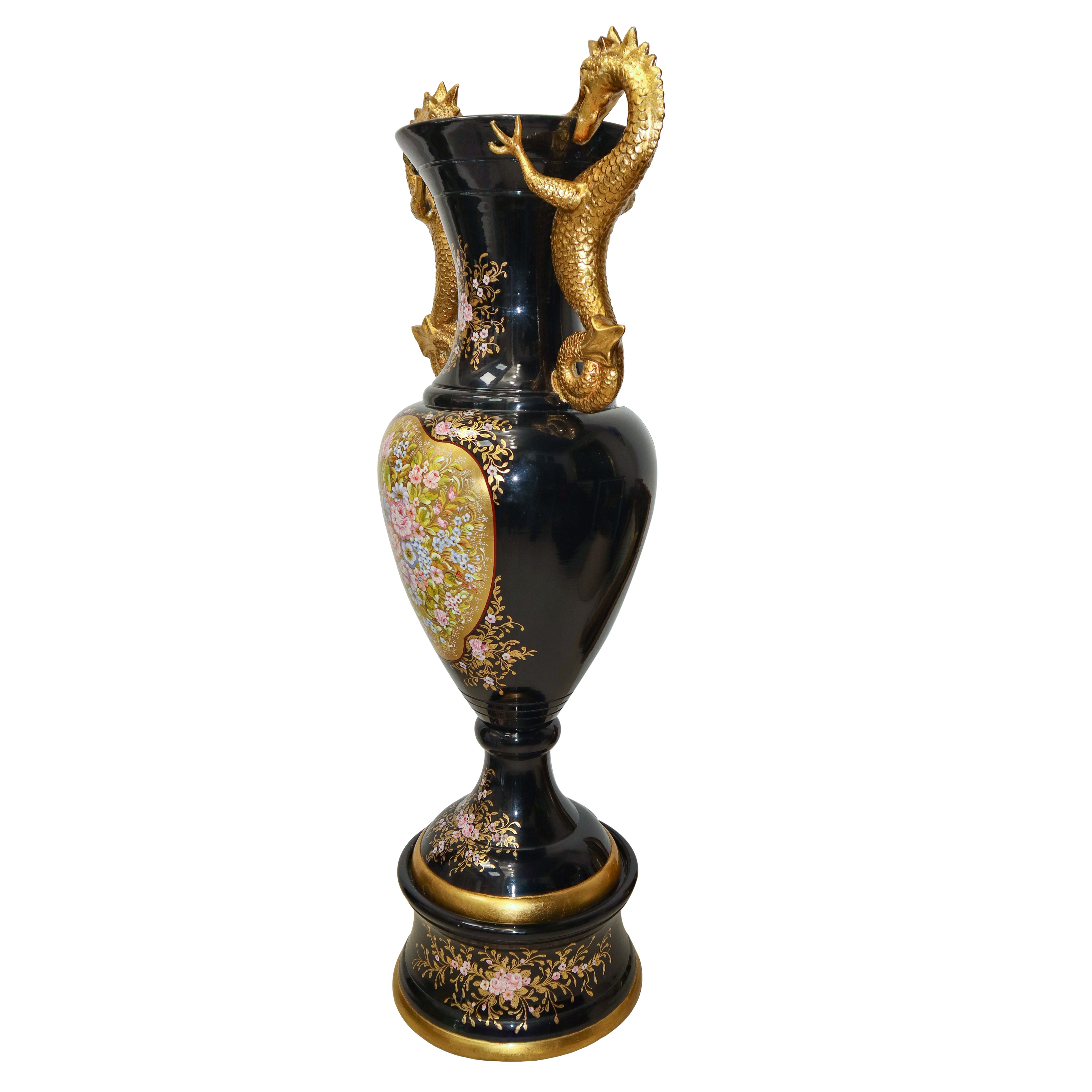 Vaso, maiolica policroma con decori in oro su base nera smaltata