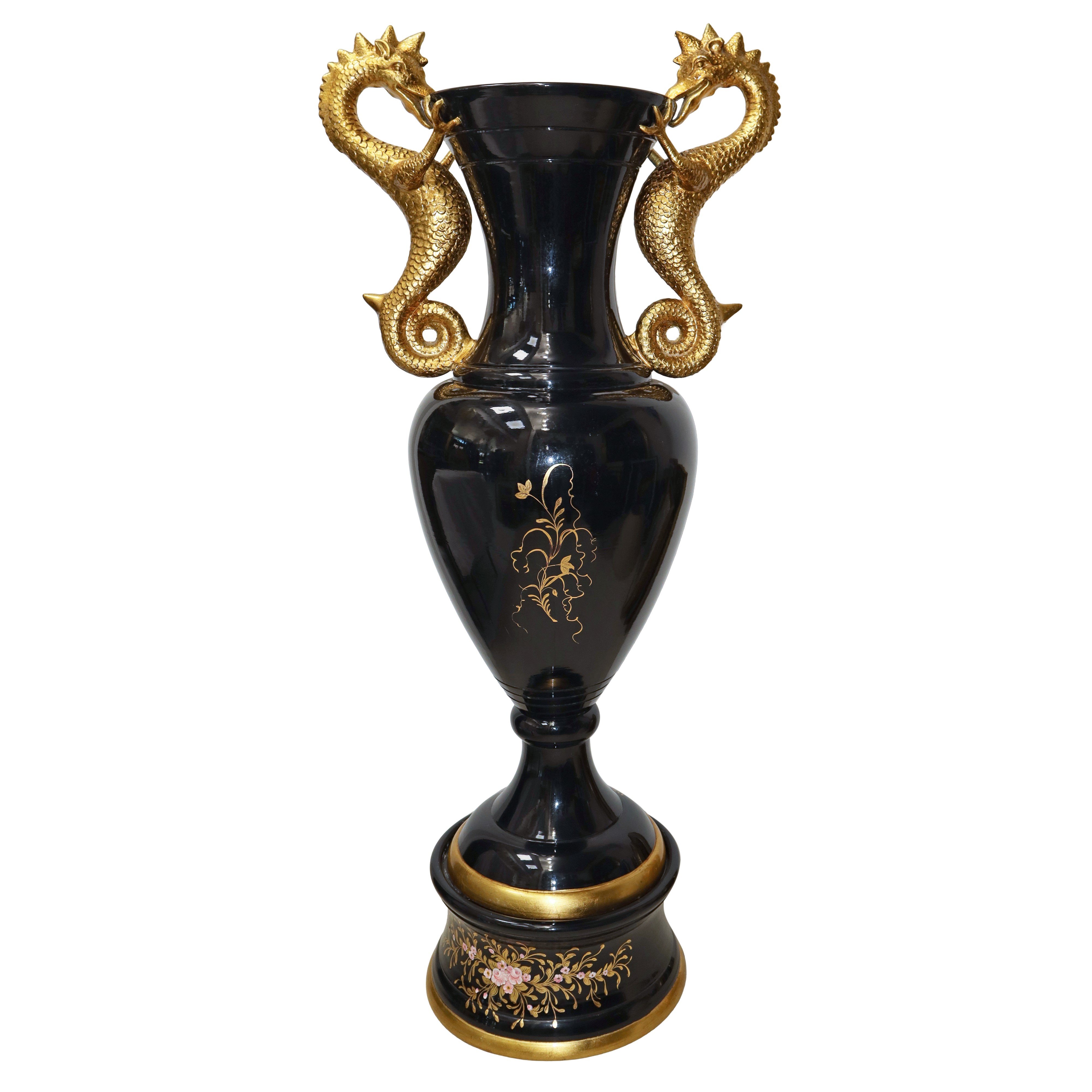 Vaso, maiolica policroma con decori in oro su base nera smaltata